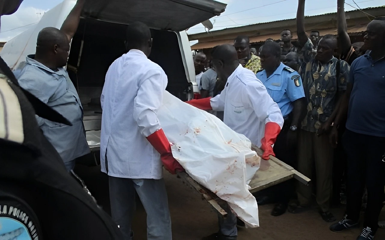 Image de Faits Divers. La quiétude habituelle du quartier d'Abobo Centre à Abidjan a été brusquement perturbée le jeudi 25 avril 2024. Ce jour-là, le corps sans vie de Oumarou Abara Nafissatou, une ménagère nigérienne de seulement 21 ans, a été découvert dans des circonstances tragiques à son domicile. Cette macabre découverte a jeté le quartier dans une profonde consternation et a mis en lumière une affaire qui suscite interrogations et émotions. Une Scène de Crime Déconcertante La découverte du corps de Nafissatou a été le début d'une enquête aux rebondissements troublants. C'est un voisin, M. Aboubacar, qui a fait cette découverte macabre vers 20 heures et a immédiatement alerté les autorités. La jeune femme présentait une blessure profonde au niveau du cou, laissant craindre le pire quant à sa cause de décès. Un couteau ensanglanté a été retrouvé sur les lieux, jetant un voile de suspicion sur la possibilité d'un crime violent. L'altercation présumée et la présence du couteau sur les lieux laissent des questions sans réponses quant aux circonstances exactes de la mort de Nafissatou. Les premiers témoignages recueillis par la police n'ont pas permis de dissiper les zones d'ombre autour de ce drame troublant. Dans le cadre de cette affaire, les soupçons se sont rapidement portés sur le concubin de la défunte, S. Bako, également originaire du Niger. Vendeur de son état, Bako partageait sa vie avec Nafissatou et une jeune fille de 10 ans, Chemaou Sami, élève en classe de CE1. Malgré ses déclarations initiales, affirmant avoir été celui qui a découvert le corps de Nafissatou, Bako a été immédiatement placé en garde à vue pour être interrogé plus en détail. L'enquête en Cours : Vers la Recherche de la Vérité Sous la supervision du Procureur de la République, les autorités ont rapidement mis en place des mesures pour faire progresser l'enquête. Les investigations se sont concentrées sur la recherche de témoignages et de preuves qui pourraient éclaircir les circonstances du décès de Nafissatou. Faute de pièces d'identification, le corps de la victime a été confié aux services des pompes funèbres pour son transport et sa conservation à la morgue du CHU de Treichville, en attendant une identification formelle. Le drame qui s'est déroulé à Abobo Centre a suscité une émotion profonde au sein de la communauté locale. Les résidents, secoués par cet événement tragique, attendent avec impatience les résultats de l'enquête pour que la lumière soit faite sur cette affaire. Le décès de Oumarou Abara Nafissatou est un rappel poignant des réalités parfois sombres de la vie domestique. Alors que les autorités poursuivent leur enquête, la justice et la vérité sont les mots d'ordre pour apaiser les cœurs meurtris et rendre hommage à la mémoire de la jeune femme décédée.