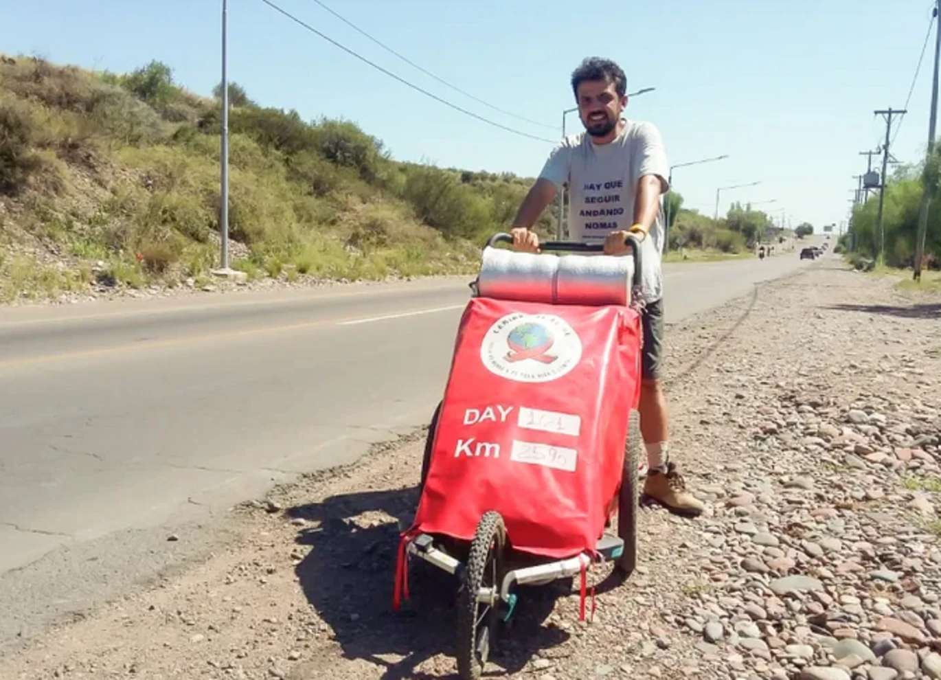 Image de Sport. Marcelo Monti, un professeur de philosophie âgé de 45 ans, est un homme en mouvement. Depuis près de trois ans, il a entrepris un voyage extraordinaire : marcher à travers les cinq continents en une décennie. Avec déjà près de 15 700 kilomètres parcourus à pied et 17 pays traversés, Monti incarne la persévérance et la détermination dans son exploration du monde. À la découverte de l'Afrique En mars de l'année dernière, le brésilien Marcelo Monti a entamé son périple africain, quittant Rabat, au Maroc, pour entamer un long voyage à pied jusqu'à Abidjan, en Côte d'Ivoire, où il se trouve actuellement. Cette traversée du continent africain lui a pris un an et deux mois de marche, traversant des paysages variés, des déserts aux villages, en passant par les métropoles, sans jamais recourir à un moyen de transport autre que ses propres jambes. Pour Monti, ce voyage a une signification profonde. Il a planifié sa route avec soin, honorant la mémoire de sa sœur défunte, Aline, décédée à l'âge de 28 ans. Intitulé « Caminho de Aline » (Le chemin d'Aline), ce périple a été conçu comme un voyage spirituel et une quête de sens, à la fois personnelle et universelle. L'étape ivoirienne La Côte d'Ivoire revêt une importance particulière dans le parcours de Monti. Elle fait partie de son itinéraire depuis 2017, et c'est ici qu'il trouve actuellement ses pas. Pour lui, chaque kilomètre parcouru est une leçon de vie, une rencontre avec l'autre, une exploration de soi-même et du monde qui l'entoure. Pourtant, Marcelo Monti ne compte pas s'arrêter en si bon chemin. Son objectif ultime est de rejoindre l'Afrique du Sud, d'où il envisage de poursuivre son périple vers l'Océanie. Son voyage incarne une philosophie de l'exploration, de la découverte et de la connexion humaine au-delà des frontières et des limites. Quelle leçon pouvons-nous tirer de l'odyssée de Marcelo Monti à travers les continents?