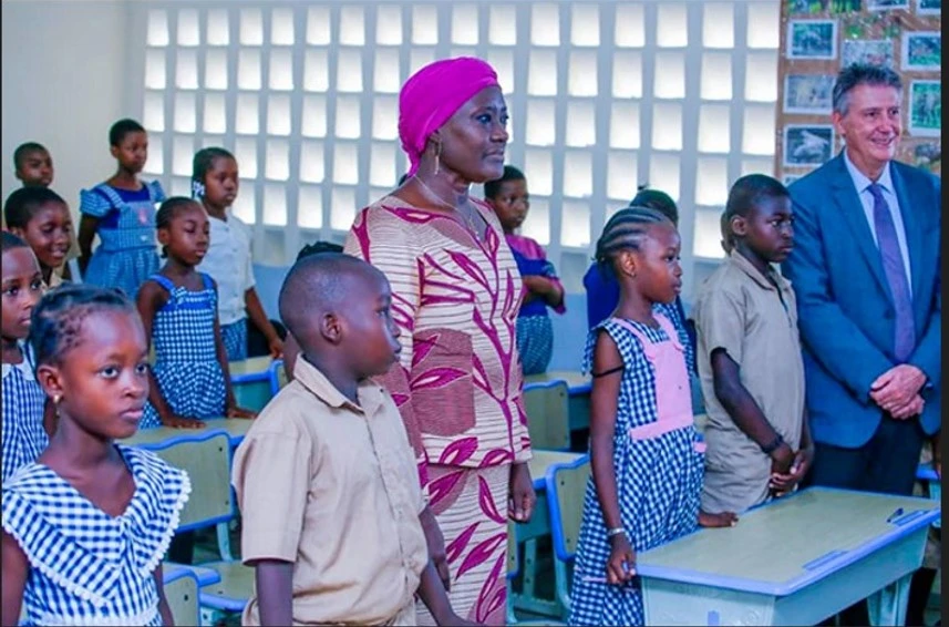 Image de Études/Devoirs. La ministre de l’Éducation nationale et de l’Alphabétisation, Mariatou Koné, a clôturé l'année scolaire avec un sentiment de satisfaction. Pour la première fois, les examens se sont déroulés sans heurt, marquant ainsi une étape historique pour le système éducatif ivoirien. Un succès sans précédent Lors du lancement des épreuves écrites du BEPC au Lycée moderne de Cocody, Mariatou Koné a exprimé sa fierté quant au déroulement sans incident de l'année scolaire. C’est une première dans l'histoire de l'éducation en Côte d’Ivoire, où les examens se tiennent après une période académique exempte de troubles. "Le quantum horaire a été atteint cette année scolaire. C’est la première fois que nous organisons les examens au terme d’une année scolaire sans perturbations. Bonne chance à tous les candidats", a-t-elle déclaré, soulignant l'importance de cette réalisation pour le secteur éducatif du pays. Une lutte contre la tricherie renforcée Mariatou Koné a également mis en avant les mesures prises pour lutter contre la tricherie. Grâce à un dispositif technologique de contrôle déployé sur tout le territoire national, le taux de fraude a considérablement diminué. Les résultats obtenus sont donc le reflet fidèle du niveau réel des candidats. Pour cette session du BEPC, pas moins de 634 889 élèves de troisième se sont présentés aux épreuves, dont 324 956 filles et 309 933 garçons. Quant au test d’orientation en classe de seconde, la DECO a enregistré 12 561 candidats, comprenant 5 508 filles et 7 053 garçons. Alors que l'année scolaire touche à sa fin, il est important de réfléchir aux prochaines étapes pour maintenir cette dynamique positive. Quelles politiques éducatives peuvent être mises en place pour garantir la continuité de ce succès ?