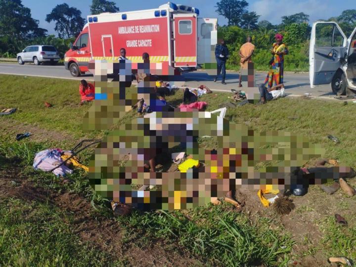 Image de Faits Divers. Une nouvelle tragédie routière secoue la Côte d'Ivoire, alors que le Groupement des Sapeurs Pompiers (GSPM) annonce un bilan dévastateur à la suite d'un accident sur l'Autoroute du Nord. Cette tragique collision, survenue ce lundi 27 mai 2024, a entraîné la perte de trois vies et a laissé 31 autres personnes blessées. Les autorités et les secouristes sont mobilisés pour porter assistance aux victimes et déterminer les circonstances exactes de cet événement. Une tragédie sur l'Autoroute du Nord Le Groupement des Sapeurs Pompiers (GSPM) a révélé dans un communiqué consulté par Abidjan.net que cet accident s'est produit sur l'Autoroute du Nord, plus précisément au niveau de la Voie Nord Hauteur Fondy. Un minicar a dévié de sa trajectoire, provoquant ainsi une sortie de route dramatique. Les premiers secours ont rapidement été dépêchés sur les lieux de l'accident. Le bilan initial est particulièrement lourd, avec un total de 34 victimes. Parmi elles, trois personnes ont perdu la vie sur le coup, tandis que les 31 autres ont été transportées en urgence au Centre Hospitalier Régional (CHR) de Yamoussoukro pour recevoir les soins nécessaires. Cette tragédie laisse la population locale sous le choc et soulève une fois de plus des questions sur la sécurité routière dans le pays. Une tendance préoccupante L'Office National de la Protection Civile (ONPC) souligne que le nombre total de victimes d'accidents de la route est en baisse par rapport aux années précédentes. En 2023, ce chiffre s'élevait à 21 409, marquant une diminution significative par rapport aux années antérieures. Cependant, malgré cette tendance encourageante, chaque accident reste une tragédie humaine, avec son lot de vies brisées et de familles endeuillées. Face à cette nouvelle tragédie, les autorités ivoiriennes ainsi que les équipes de secours sont pleinement mobilisées. Les services d'urgence ont été déployés sur le terrain pour porter assistance aux victimes et coordonner les opérations de sauvetage. Une enquête approfondie sera également menée pour déterminer les causes exactes de cet accident et éventuellement prendre des mesures préventives pour éviter de telles tragédies à l'avenir. Alors que la Côte d'Ivoire fait face à une nouvelle tragédie routière, il est crucial de se demander quelles mesures supplémentaires peuvent être prises pour renforcer la sécurité sur les routes du pays. Quelles sont les lacunes dans le système actuel et comment peuvent-elles être comblées ? La sécurité routière doit rester une priorité absolue, et chaque tragédie doit servir de rappel poignant de l'importance de cette mission.