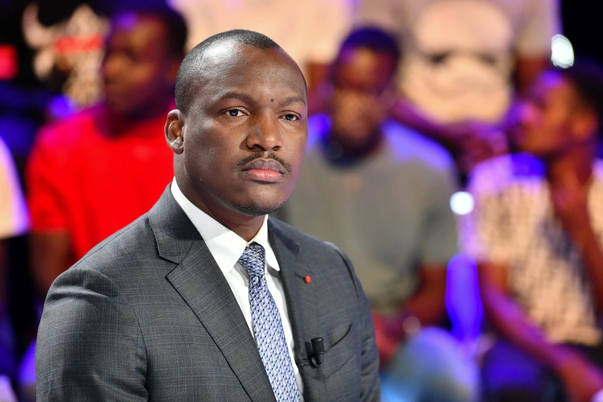 Image de Politique. Dans le cadre de la 8ème édition de Vivatech à Paris, Monsieur Mamadou Touré, ministre de la Promotion de la Jeunesse, de l’insertion professionnelle et du service civique, a répondu aux questions de Christophe Boisbouvier, offrant ainsi un éclairage unique sur les enjeux actuels de l'innovation, de l'emploi des jeunes et de la politique en Côte d'Ivoire. Jeunesse et Innovation : Le Virage Numérique de la Côte d'Ivoire Lors de sa participation à Vivatech, Mamadou Touré a mis en avant la présence de 20 startups ivoiriennes, un témoignage concret de l'engagement de l'État à soutenir l'innovation et l'entrepreneuriat chez les jeunes. Cette année, le nombre a augmenté de manière significative par rapport à l'année précédente, soulignant ainsi la dynamique croissante du secteur des startups en Côte d'Ivoire. Interrogé sur les technologies les plus porteuses d'emploi, le ministre a mis en avant le potentiel de l'intelligence artificielle, des technologies climatiques, de la mobilité verte et du secteur agricole. Ces domaines offrent non seulement des perspectives de croissance économique, mais aussi des opportunités d'emploi pour la jeunesse ivoirienne. Le gouvernement a pris des mesures concrètes pour soutenir ces secteurs, notamment à travers la mise en place d'un fonds dédié aux startups numériques. Face aux critiques de l'opposition concernant le chômage des jeunes, Mamadou Touré a défendu l'action du gouvernement, soulignant les efforts déployés pour offrir des opportunités d'emploi et d'entrepreneuriat aux jeunes. Il a également souligné l'importance de la formation qualifiante et de l'accompagnement vers l'insertion professionnelle, mettant en avant les résultats tangibles obtenus grâce aux programmes gouvernementaux. Préparatifs pour les Élections Présidentielles : Une Question d'Unité À quinze mois des élections présidentielles, la question de la candidature est au cœur des débats politiques en Côte d'Ivoire. Mamadou Touré a affirmé sans équivoque que le candidat du parti au pouvoir, le RHDP, est Alassane Ouattara. Il a également souligné la nécessité de rassembler les forces politiques autour de cette candidature, mettant en avant le bilan positif du président actuel. L'entretien a également abordé les relations avec les pays voisins et les défis sécuritaires régionaux. Mamadou Touré a réaffirmé l'engagement de la Côte d'Ivoire en faveur de la stabilité et de la coopération régionale, tout en repoussant les accusations d'ingérence dans les affaires intérieures des pays voisins. Alors que la Côte d'Ivoire se prépare pour les défis à venir, tant sur le plan politique que sur le plan économique, l'entretien avec Mamadou Touré met en lumière les efforts du gouvernement pour assurer la prospérité et la stabilité du pays. Toutefois, face aux défis persistants, quelle sera la voie à suivre pour garantir un avenir prometteur pour la jeunesse ivoirienne et pour le pays dans son ensemble ?