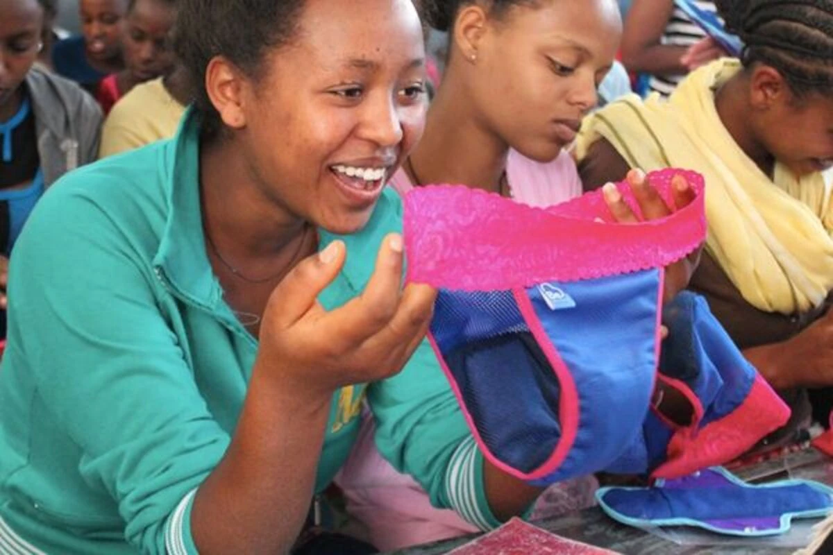 Image de Santé. Ce mardi 28 mai, le monde célèbre la Journée mondiale de l'hygiène menstruelle. Lancée il y a une décennie par l'ONG allemande Wash United, cette journée vise à éclairer l'importance d'une éducation sur l'hygiène menstruelle et à promouvoir l'accès aux protections. C'est une occasion de mettre en lumière les défis persistants auxquels sont confrontées les femmes et les filles du monde entier en matière de gestion des menstruations. Des Chiffres Édifiants Dans le monde, 800 millions de femmes ont leurs règles, dont 15,5 millions en France. Cependant, la gestion des menstruations reste un sujet tabou dans de nombreuses sociétés. Par exemple, dans les pays en difficulté économique comme le Bangladesh, le Bénin, le Sénégal et le Yémen, environ 50% des écoles ne disposent pas de toilettes appropriées, ce qui entrave l'accès des jeunes filles à l'éducation. Faute de lieux adaptés pour changer de protections ou de vêtements, de nombreuses filles sont contraintes de manquer l'école pendant leurs règles. Cette absence récurrente peut entraîner un retard scolaire et même conduire à l'abandon des études. En France, environ 4 millions de femmes ont été confrontées à la précarité menstruelle en 2023, un chiffre qui a doublé en deux ans, selon le Planning familial. Le coût des protections périodiques est également un sujet préoccupant. À l'échelle mondiale, environ 500 millions de femmes rencontrent des difficultés, voire une impossibilité, à accéder à ces produits chaque mois. Bien que le coût exact des protections menstruelles sur toute une vie ne soit pas clairement défini, les estimations suggèrent qu'il pourrait atteindre jusqu'à 3 800 euros par femme. Une Question de Santé Publique La précarité menstruelle n'est pas seulement un problème économique, mais aussi une question de santé publique et de droits fondamentaux. Elle met en évidence les inégalités de genre et souligne le besoin urgent d'une action politique et sociale pour garantir un accès équitable à des produits d'hygiène menstruelle abordables et de qualité. Alors que le monde reconnaît et célèbre la Journée mondiale de l'hygiène menstruelle, il est essentiel de poursuivre les efforts de sensibilisation et d'action pour faire progresser les droits et la dignité des femmes et des filles partout dans le monde. Comment pouvons-nous, en tant que société mondiale, garantir un accès équitable à l'hygiène menstruelle pour toutes les femmes et filles, et mettre fin à la précarité menstruelle une fois pour toutes ?