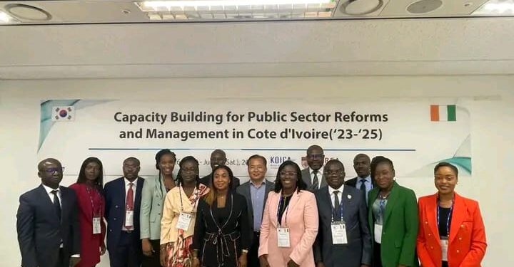 Image de Politique. Dans une démarche proactive visant à éradiquer la corruption, la Côte d’Ivoire déploie des efforts considérables en envoyant une délégation à une formation spécialisée en Corée du Sud. Cette initiative, orchestrée dans le cadre d'un programme intitulé "Capacity Building for Public Sector Reforms and Management in Côte d’Ivoire (2023-2025)", illustre l'engagement ferme du pays à renforcer les compétences de ses acteurs tant publics que privés dans la lutte contre ce fléau. Un Programme Ambitieux pour une Cause Vitale L'Agence Coréenne de Coopération Internationale (KOICA) supervise ce projet d'envergure, déployé en partenariat avec la Korea University Research and Business Foundation. L'objectif majeur de cette formation est d'améliorer les capacités des participants en matière de lutte contre la corruption. Dans un monde où la corruption est un obstacle majeur au développement, cette initiative revêt une importance capitale pour l'avenir socio-économique de la Côte d’Ivoire. Ce programme, s'étalant sur une période allant du 27 mai au 8 juin 2024, représente une occasion sans précédent pour les acteurs ivoiriens de s'imprégner des meilleures pratiques et des stratégies éprouvées en matière de gouvernance et de gestion publique. Cette démarche s'inscrit dans le cadre des actions bilatérales du gouvernement de la République de Corée, sous la présidence éclairée d’Epiphane Zoro Bi Ballo, un fervent défenseur de l'éthique et de la transparence dans la gestion des affaires publiques. La lutte contre la corruption ne se limite pas aux frontières nationales, c'est un combat global qui requiert une collaboration internationale étroite. Une Délégation de Haut Niveau La délégation ivoirienne, composée de cadres compétents et de membres du conseil consultatif de l’Académie de Bonne Gouvernance et de Lutte contre la Corruption, bénéficie d'une expertise variée et d'une volonté ferme de contribuer à l'avancement de la Côte d’Ivoire vers des pratiques gouvernementales plus transparentes et responsables. La présence du secrétaire général de la HABG, Oumar Doh Diamouténé, illustre l'engagement institutionnel en faveur de cette initiative. En effet, la Haute Autorité pour la Bonne Gouvernance joue un rôle crucial dans la promotion de la probité et de la redevabilité au sein de l'appareil étatique ivoirien. Cette formation n'est pas seulement un investissement dans le présent, mais aussi dans l'avenir de la Côte d’Ivoire. En dotant ses acteurs clés des outils nécessaires pour détecter, prévenir et combattre la corruption, le pays se dote d'une armure essentielle pour promouvoir un développement durable, équitable et inclusif. Dans quelle mesure pensez-vous que de telles formations contribueront à réduire efficacement le niveau de corruption dans les pays comme la Côte d’Ivoire et au-delà ?