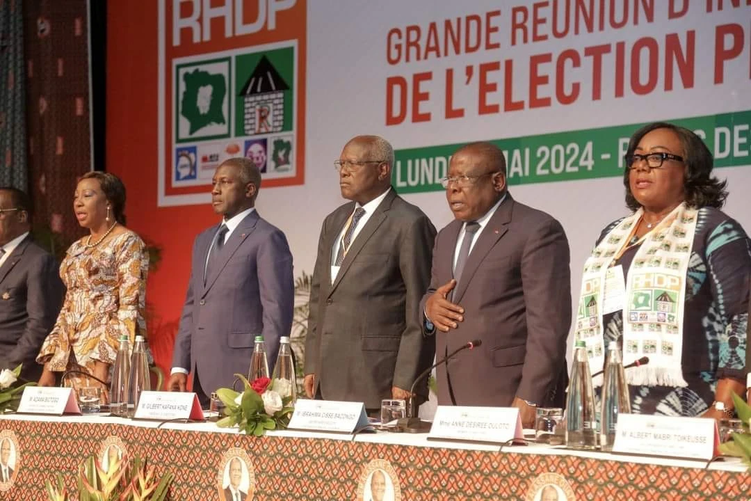 Image de Politique. Lors d'une réunion au Palais des Congrès du Sofitel Hôtel Ivoire le lundi 27 mai 2024, le Rassemblement des Houphouëtistes pour la Démocratie et la Paix (RHDP) a réitéré son soutien inébranlable à Alassane Ouattara en tant que "candidat naturel" pour l'élection présidentielle de 2025. Gilbert Koné Kafana, président du directoire du RHDP, a martelé cet appel devant une assemblée attentive, soulignant que la victoire du parti dépendait de la participation d'Ouattara à cette échéance électorale. Les Appels au Quatrième Mandat : Révélateurs de Divisions Internes ? Ces appels à un quatrième mandat présidentiel pour Ouattara ne sont pas sans soulever des questions sur les tensions internes au sein du RHDP. Si le président n'a pas encore fait de déclaration officielle sur sa candidature, les appels en ce sens se multiplient. Début mai, lors d'un rassemblement à Korhogo, des cadres du district des Savanes ont publiquement soutenu sa potentielle candidature en 2025. Mais derrière cette unanimité apparente, se cachent peut-être des divisions plus profondes au sein du parti. Selon El Hadj Mamadou Traoré, cadre de Générations Peuples Solidaires, parti d'opposition, ces appels révèlent les tensions qui traversent le RHDP. Il affirme que les divisions sont telles que le parti peine à s'unir autour d'un successeur potentiel à Ouattara. Les divergences ont été exacerbées par les candidatures passées d'Amadou Gon Coulibaly et les intentions déclarées d'autres figures du parti, laissant entrevoir une fragmentation qui pourrait impacter les prochaines élections. Fragilité et Querelles Internes : Un Défi pour le RHDP La réunion du 27 mai a été l'occasion pour Koné Kafana d'appeler à l'unité et à la fin des "querelles internes". Cette initiative survient dans un contexte où des tensions persistent au sein du parti, notamment dans la région du Gôh. Des rapports antérieurs ont également mis en lumière des désaccords entre certaines figures du parti, ce qui pourrait compromettre sa cohésion à l'approche des élections de 2025. La fragilité interne du RHDP semble avoir suscité des inquiétudes au plus haut niveau, avec des signaux provenant même du président Ouattara lui-même. Ces tensions soulèvent des interrogations quant à la capacité du parti à maintenir son unité et sa force politique dans les mois à venir. Dans quelle mesure les divisions internes du RHDP pourraient-elles influencer le paysage politique ivoirien dans les années à venir ?