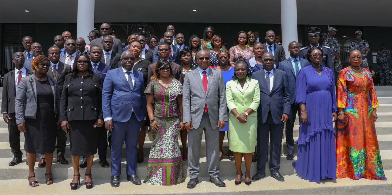 Image de Société. Mercredi 29 mai 2024, le ministre de la Justice et des Droits de l'homme, Garde des Sceaux, Jean Sansan Kambilé, a présidé l'ouverture officielle du Tribunal de Première Instance de Bingerville. Cette juridiction, inaugurée le 13 décembre 2023 en présence du Premier ministre Robert Beugué Maman, devient désormais pleinement opérationnelle. Dotée d'une compétence territoriale s'étendant jusqu'à la route Y4, elle sera présidée par Appa Brigitte N'guessan, épouse Lépry, avec le procureur de la République Essienne Josiane Adrah. Un Pas Historique Dans son discours, le Garde des Sceaux a souligné l'importance historique de cet événement pour le système judiciaire ivoirien. "Aujourd'hui, vous rentrez dans l'histoire de cette juridiction. L'essentiel n'est pas seulement d'y entrer, mais de s'y maintenir", a-t-il déclaré, exhortant le personnel à faire preuve d'humilité, de bon sens et d'empathie dans leur gestion quotidienne. Il les a encouragés à être des leaders responsables et à œuvrer pour un fonctionnement exemplaire de cette nouvelle juridiction. Jean Sansan Kambilé a exprimé sa confiance dans les capacités du personnel à mener à bien cette nouvelle mission. "Je vous fais entièrement confiance. J'ai foi en votre capacité managériale, j'ai foi en votre capacité technique", a-t-il affirmé. Il a également prodigué des conseils aux jeunes magistrats, les exhortant à honorer leur serment et à faire du Tribunal de Première Instance de Bingerville un modèle de justice ivoirienne. Soutien Matériel En plus de ses encouragements, le ministre a offert du matériel informatique ainsi qu'un fourgon cellulaire pour assurer le bon fonctionnement du tribunal. Des véhicules de fonction ont également été remis au procureur et à la présidente du tribunal. Les magistrats et greffiers ont exprimé leur gratitude envers le ministre pour son soutien et son attachement à cette nouvelle institution, considérant l'édifice comme une preuve de reconnaissance envers leur profession. L'ouverture du Tribunal de Première Instance de Bingerville marque un nouveau chapitre dans l'histoire judiciaire de la Côte d'Ivoire. Cet événement souligne l'engagement du gouvernement à renforcer l'accessibilité à la justice et à améliorer le système judiciaire du pays. Alors que cette nouvelle juridiction démarre ses activités, elle représente un espoir pour une administration judiciaire plus efficace et équitable.