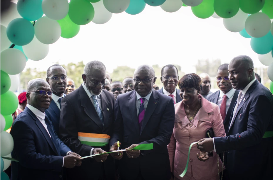 Image de Société. Jeudi 30 mai 2024, Mayelia Automotive, deuxième opérateur de contrôle technique automobile en Côte d'Ivoire, a marqué un nouveau jalon dans son expansion en ouvrant les portes d'une nouvelle station de visite technique à Cocody. Cette initiative, réalisée en partenariat avec VIVO Energy, distributeur officiel des produits Shell en Côte d'Ivoire, annonce le début d'une collaboration fructueuse entre les deux entités. Une cérémonie inaugurale prestigieuse La cérémonie d'inauguration s'est déroulée dans la nouvelle station de contrôle technique, située sur le boulevard de France, en présence de nombreuses personnalités et institutions de premier plan. M. Dioman Koné, Chef de Cabinet du Ministre des Transports, ainsi que des représentants du Ministère de la Femme, de la Famille et de l’Enfant, ont honoré l'événement de leur présence. Le Directeur Général de VIVO Energy, M. Amadou Sow, a également participé à cette occasion, témoignant de l'importance de ce partenariat pour les deux entreprises. David Fofana, PDG de Mayelia Automotive, a souligné les progrès impressionnants réalisés par l'entreprise en seulement quatre ans d'activité en Côte d'Ivoire. « Notre structure, qui a démarré ses activités en pleine pandémie de COVID-19 en mai 2020 avec trois centres, se retrouve aujourd'hui déployée sur une trentaine de sites répartis sur l'ensemble du territoire ivoirien », a-t-il déclaré lors de son discours inaugural. Quel impact l'expansion des services de contrôle technique automobile peut-elle avoir sur la sécurité routière en Côte d'Ivoire ? Il a également exprimé sa gratitude envers Vivo Energy pour son soutien indéfectible, notamment en permettant à Mayelia d'implanter ses services dans ses 280 stations-service à travers le pays. Cette expansion rapide s'inscrit dans une stratégie plus large visant à faciliter l'accès au contrôle technique pour les automobilistes ivoiriens, tout en garantissant la sécurité routière et le respect des normes environnementales. Alors que Mayelia Automotive continue son expansion et ouvre de nouvelles stations de contrôle technique à travers le pays, une question se pose : quel impact cette expansion peut-elle avoir sur la sécurité routière en Côte d'Ivoire ? En facilitant l'accès des automobilistes au contrôle technique et en contribuant à la maintenance des véhicules, cette initiative pourrait-elle contribuer à réduire le nombre d'accidents sur les routes ivoiriennes et à promouvoir une conduite plus sûre et responsable ?