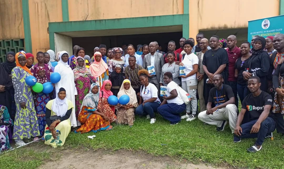 Image de Société. Le vendredi 24 mai dernier, la commune d'Abobo a été le théâtre d'un dialogue intergénérationnel, initié par la communauté des jeunes engagés de Côte d’Ivoire (CJECI), sur le thème de la communication parent-enfant. Cette journée de sensibilisation a réuni des responsables d'associations de jeunes, des guides religieux, des parents et des adolescents au siège de l’Agence emploi jeune d’Abobo. Briser les tabous de la sexualité Selon Palé Donko, coordinateur national de la CJECI, ce dialogue vise à briser les tabous entourant la sexualité chez les jeunes à Abobo. Il souligne l'importance cruciale de la communication dans la relation parent-enfant, tout en reconnaissant les défis que peuvent rencontrer les familles dans ce domaine. Chaque partie, affirme-t-il, a sa part de responsabilité à assumer. Les discussions ont également porté sur l'éducation à la sexualité, longtemps considérée comme un sujet tabou dans la société ivoirienne. Les intervenants ont souligné le rôle essentiel des parents dans la transmission d'une éducation de base à leurs enfants, notamment par le biais d'une communication ouverte et bienveillante. La présidente nationale du mouvement d’action des jeunes de Côte d’Ivoire souligne les obstacles qui entravent souvent cette communication, tels que le manque de connaissance des parents sur le sujet et la crise d'adolescence chez les jeunes. Pour elle, il est essentiel que les parents adoptent une attitude d'écoute et de confiance envers leurs enfants, tout en évitant de les juger. Encourager une relation de confiance Aby Koné, présidente de l’Ong Arc-en-ciel, encourage les parents à être les alliés de leurs enfants et à leur offrir un espace de parole sécurisé. Elle insiste sur l'importance de cultiver la patience et de faire preuve d'une écoute attentive envers les préoccupations de leurs enfants, notamment en ce qui concerne l'éducation sexuelle. Le Directeur départemental de la promotion de la jeunesse, de l’insertion professionnelle et du service civique Abidjan 1 Abobo-Anyama, Nipi Mel Daniel, salue l'initiative et souligne l'urgence de déconstruire les tabous autour de la sexualité pour favoriser une communication active entre les générations. Selon lui, le manque de communication est souvent à l'origine des difficultés rencontrées par les jeunes. Comment encourager une communication plus ouverte et constructive entre les parents et les jeunes sur les sujets liés à la sexualité et à la vie saine ?