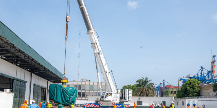 Image de Business/Investissement. AGL Côte d’Ivoire, acteur majeur dans le domaine de la logistique et du levage en Afrique de l’Ouest, vient de marquer un tournant décisif dans son expansion avec l'acquisition de la plus grande grue de levage de la région. Un investissement colossal de 1,3 milliard de francs CFA qui témoigne de la volonté de l'entreprise de renforcer ses capacités opérationnelles et de consolider sa position sur le marché régional. Un Investissement Stratégique L'arrivée de cette grue, d'une valeur de deux millions d’euros, représente bien plus qu'une simple acquisition pour AGL Côte d’Ivoire. Cet investissement stratégique vise à soutenir la croissance de l'entreprise et à répondre efficacement à la demande croissante en matière de levage dans la région. Avec une capacité impressionnante de 400 tonnes, cette nouvelle acquisition ouvre de vastes horizons pour AGL, notamment dans les secteurs de l'énergie, des infrastructures et de la manutention portuaire. Dotée d'une flèche télescopique pouvant s'étendre jusqu'à 60 mètres, cette grue à haubans représente un véritable atout technologique pour AGL Côte d’Ivoire. Elle offre une flexibilité et une capacité de levage exceptionnelles, permettant ainsi à l'entreprise de relever les défis les plus complexes sur le terrain. Cette nouvelle acquisition renforce également la réputation d'excellence et d'expertise d'AGL dans le domaine du levage, tant au niveau national que régional. Une Porte Ouverte vers de Nouveaux Marchés Pour Joël Hounsinou, directeur général d’AGL Côte d’Ivoire, cette nouvelle grue représente bien plus qu'un simple outil de levage. Elle ouvre la voie à de nouvelles opportunités commerciales et renforce la position de l'entreprise en tant que leader du marché régional. En effet, cette capacité accrue de répondre aux demandes de projets d'envergure confirme le rôle clé d'AGL dans le développement économique de la sous-région. Alors que AGL Côte d’Ivoire célèbre cette nouvelle étape dans son histoire, une question demeure : quelles seront les prochaines innovations et les nouveaux défis qui attendent l'entreprise dans les années à venir ? Avec sa nouvelle grue de levage à la pointe de la technologie, AGL est prête à relever tous les défis et à ouvrir de nouveaux horizons dans le domaine de la logistique et du levage en Afrique de l’Ouest.