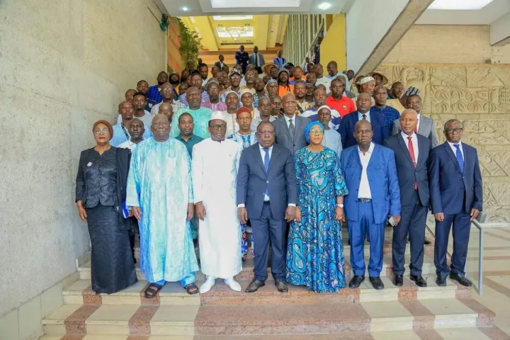 Image de Société. Le District Autonome d’Abidjan a récemment réagi à la grève initiée par l'Union régionale des sociétés coopératives des marchands de bétail d’Abidjan (URSCMABA) à l'abattoir de Port Bouet. Condamnant fermement les actes de violence perpétrés par les grévistes et déplorant l'opposition à la délocalisation des parcs à bétail, le District a annoncé des mesures pour renforcer la sécurité des travailleurs du secteur. Le Contexte : Délocalisation des Parcs à Bétail pour Améliorer les Conditions de Vie Lors d'une réunion avec les acteurs de la filière bétail le lundi 18 mars 2024, le Ministre-Gouverneur Cissé Ibrahima Bacongo a rappelé l'importance de la délocalisation des parcs à bétail vers le site de l'ancienne casse d'Adjamé. Cette décision, annoncée deux mois auparavant, vise à résoudre les problèmes d’insalubrité et d’insécurité des sites actuels de stationnement des bêtes dans les communes du District Autonome d’Abidjan. Le Ministre a souligné la nécessité d'améliorer les conditions de travail dans le secteur, affirmant que la présence massive du bétail dans la ville n'était pas bénéfique pour la santé publique. Cette mesure vise également à décongestionner la voie internationale à Port Bouet, souvent encombrée par les camions de bétail, causant des désagréments pour les usagers, notamment les voyageurs de l'aéroport Félix Houphouët Boigny. Pour remédier à cette situation, il a été annoncé que 15 hectares seraient aménagés pour accueillir les camions de bétail en provenance des pays de l'hinterland. Réaction du District Autonome d’Abidjan : Surprise et Détermination Le District a exprimé sa surprise face à l'opposition de certains acteurs de la filière bétail à cette mesure bénéfique pour l'environnement et la santé publique. Malgré cela, il a réaffirmé son engagement à sécuriser les travailleurs du secteur et à mener à bien la délocalisation des parcs à bétail. Cette initiative est vue comme une étape essentielle pour le développement urbain et la santé publique à Abidjan. Face aux violences perpétrées lors de la grève et à l'opposition à la délocalisation des parcs à bétail, le District Autonome d’Abidjan a envoyé un message clair : il ne déviera pas de sa mission principale qui est d'offrir aux habitants d’Abidjan un cadre de vie sain et sécurisé. Les mesures nécessaires seront prises pour garantir la sécurité des travailleurs du secteur et pour mener à bien la délocalisation des parcs à bétail, malgré les résistances. Quelles Solutions pour Promouvoir la Délocalisation des Parcs à Bétail et Assurer la Sécurité des Travailleurs du Secteur ?**