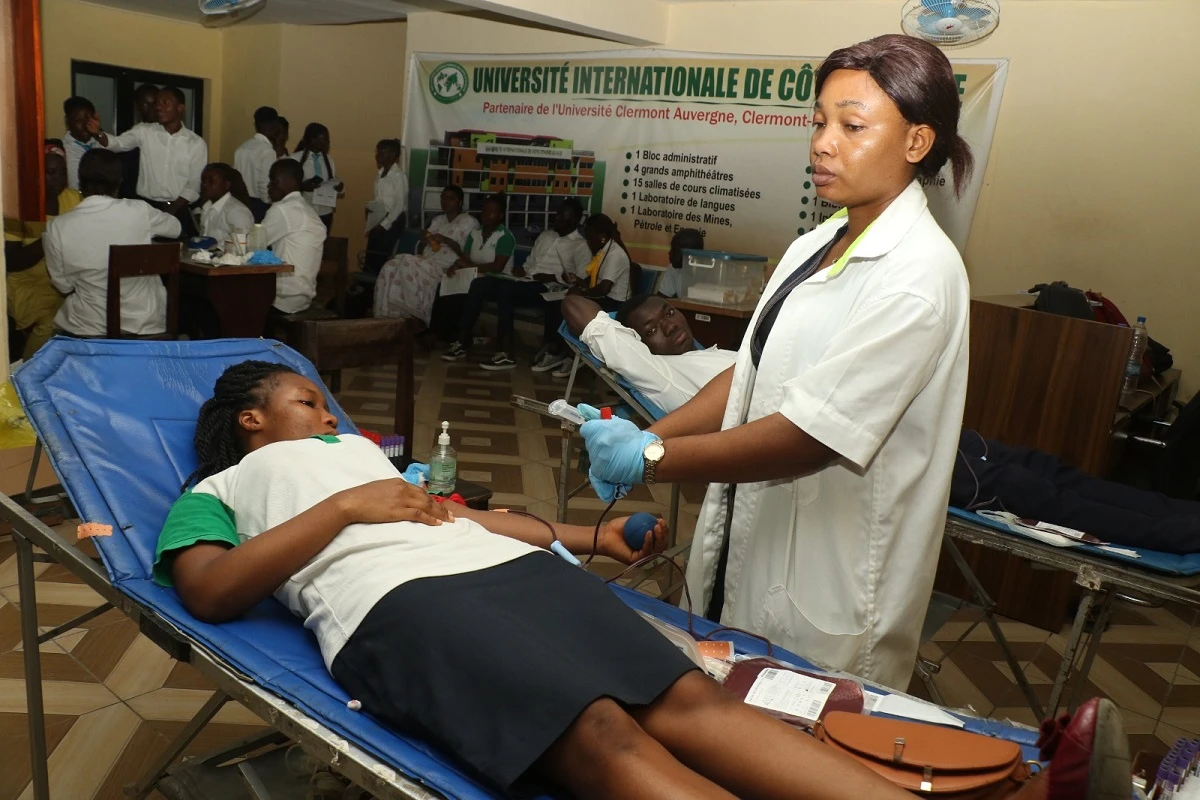 Image de Santé. L'université internationale de Côte d'Ivoire (UICI) s'est engagée dans une initiative louable combinant formation et service communautaire à travers une opération de don de sang. L'événement, qui s'est déroulé le jeudi 30 mai 2024, au campus de l'UICI à Angré 7ème tranche, Cocody, a été l'occasion pour les membres de la communauté universitaire ainsi que les voisins de l'établissement de contribuer à une cause noble. Les Journées Professionnelles et de Service à la Communauté L'équipe du Centre national de transfusion sanguine (CNTS) a été présente lors de cette journée spéciale, qui s'inscrit dans le cadre des Journées Professionnelles et de Service à la Communauté. Cette initiative, soutenue par le directeur général de l'UICI, Séka Assaba Paul, vise à encourager l'altruisme et la solidarité envers les autres. Il a souligné l'importance de sensibiliser la population sur l'urgence des besoins en sang et l'impact positif que peut avoir chaque don. Selon Séka Assaba Paul, directeur général de l'UICI, "former des leaders de demain qui se soucient des autres" est une priorité. Il a exprimé sa satisfaction quant à la participation à cette opération et a souligné l'engagement continu de l'université à promouvoir des valeurs de solidarité et de responsabilité sociale chez ses étudiants. Séphora Kouakou, présidente du club santé de l'UICI, a souligné l'importance de cette opération de don de sang en tant que moyen de sensibilisation et de sauvetage de vies. Elle a rappelé que donner du sang n'est pas obligatoire, mais c'est un acte de générosité qui peut sauver des vies. Cette initiative étudiante témoigne de l'engagement des jeunes générations envers le bien-être de la communauté. Perspectives d'Avenir et Continuité de l'Engagement Les responsables de l'UICI, en collaboration avec le CNTS, envisagent d'organiser des opérations de don de sang régulières, peut-être tous les six mois. De plus, l'idée de former un club de donneurs de sang au sein de l'université est en cours de discussion. Cela permettrait de maintenir l'engagement en faveur du don de sang et de sensibiliser davantage la communauté universitaire et ses partenaires. Outre l'opération de don de sang, l'UICI a organisé trois journées professionnelles axées sur différents secteurs économiques. Ces événements ont permis aux étudiants de bénéficier des conseils d'experts et d'entrer en contact direct avec le monde du travail. Cette initiative vise à renforcer les liens entre l'université et le monde professionnel, et à préparer les étudiants à une intégration réussie dans le marché du travail. L'université internationale de Côte d'Ivoire (UICI) démontre son engagement envers la société et ses valeurs d'altruisme et de solidarité à travers des initiatives telles que les journées de don de sang et les journées professionnelles. Ces événements illustrent l'importance de sensibiliser et de mobiliser la communauté universitaire pour des causes humanitaires et sociales. En encourageant le don de sang et en facilitant l'accès au monde professionnel, l'UICI joue un rôle actif dans la construction d'un avenir meilleur pour la Côte d'Ivoire. Quels autres moyens les universités peuvent-elles utiliser pour encourager l'engagement communautaire parmi leurs étudiants et leur personnel?