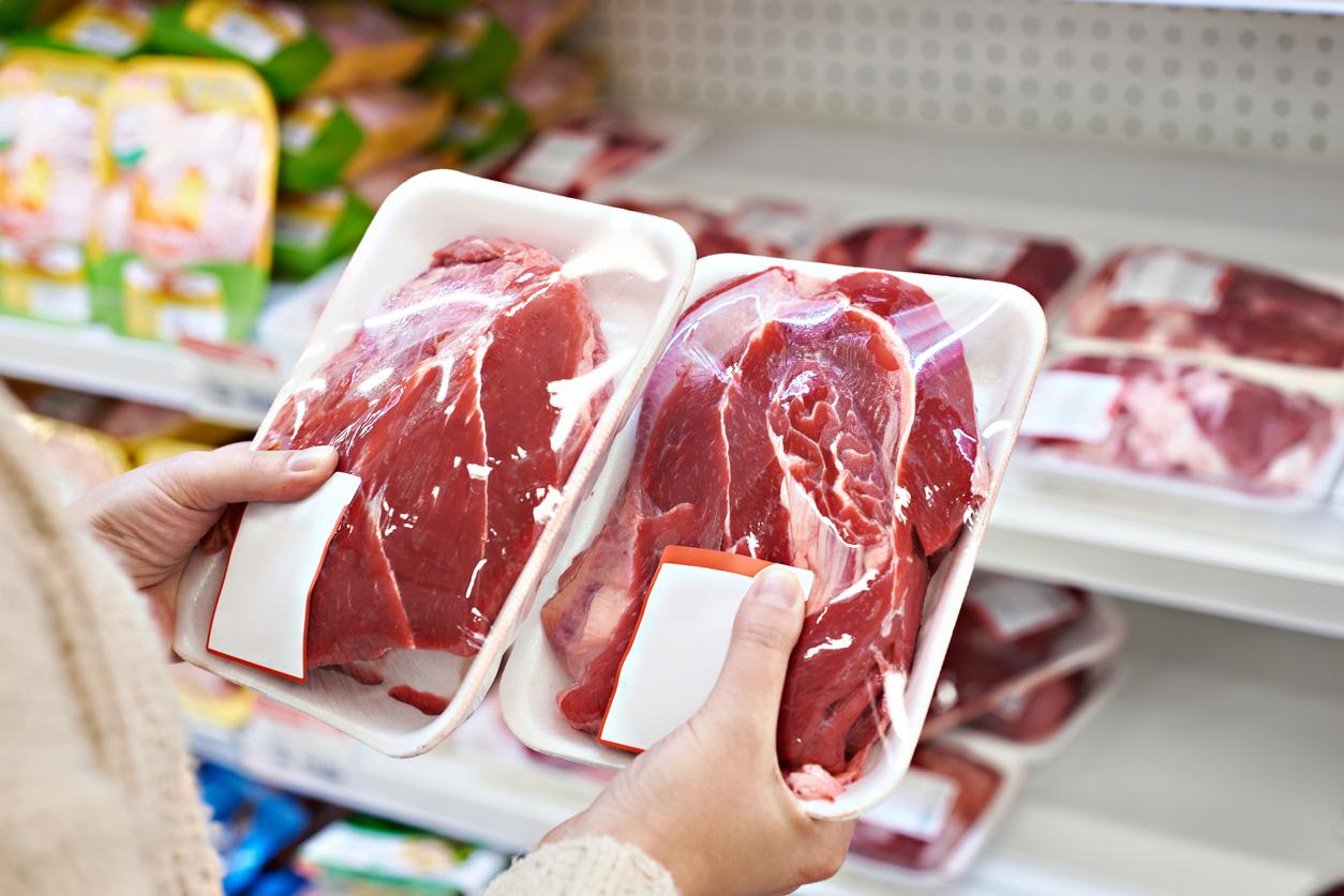 Image de Santé. La consommation de viande rouge est un sujet controversé qui suscite de nombreux débats au sein de la communauté médicale et nutritionnelle. Certaines personnes affirment que la viande rouge est mauvaise pour la santé, tandis que d'autres soutiennent qu'elle fait partie intégrante d'une alimentation équilibrée. Dans cet article, je vais partager mon opinion sur la question, en examinant les arguments des deux côtés et en proposant des recommandations pour une consommation de viande rouge responsable. Les arguments contre la viande rouge De nombreux experts en santé mettent en avant les risques associés à une consommation excessive de viande rouge. Risques pour la santé cardiovasculaire Des études ont montré un lien entre la consommation de viande rouge et un risque accru de maladies cardiovasculaires, telles que les maladies coronariennes et les accidents vasculaires cérébraux. La viande rouge est souvent riche en graisses saturées et en cholestérol, ce qui peut contribuer à l'accumulation de plaque dans les artères et à l'hypertension artérielle. Risques de cancer Certaines recherches suggèrent également que la consommation de viande rouge, en particulier de viande transformée comme les saucisses et les charcuteries, est associée à un risque accru de cancer colorectal. Les substances chimiques formées lors de la cuisson de la viande à haute température, telles que les hydrocarbures aromatiques polycycliques (HAP) et les amines hétérocycliques (AH), peuvent être cancérigènes. Impact sur l'environnement En plus des préoccupations pour la santé, la production de viande rouge a un impact significatif sur l'environnement. L'élevage intensif de bovins contribue à la déforestation, à l'épuisement des ressources en eau et à l'émission de gaz à effet de serre, ce qui contribue au changement climatique. Les arguments en faveur de la viande rouge Cependant, certains défendent la consommation de viande rouge pour ses bienfaits nutritionnels et culturels. Source de nutriments essentiels La viande rouge est une source importante de nutriments essentiels, tels que le fer, le zinc, la vitamine B12 et les protéines de haute qualité. Ces nutriments sont nécessaires au bon fonctionnement de notre corps et à notre santé globale. Par exemple, le fer est essentiel pour le transport de l'oxygène dans le sang, tandis que la vitamine B12 est nécessaire à la santé du système nerveux. Importance dans certaines cultures Dans de nombreuses cultures à travers le monde, la viande rouge joue un rôle central dans la cuisine traditionnelle et dans les célébrations culturelles. Pour certaines communautés, la viande rouge est un aliment de base qui fournit des nutriments essentiels et contribue au bien-être général. Alternatives de production durables Il existe des méthodes de production de viande rouge plus durables, telles que l'élevage en pâturage et l'agriculture biologique, qui peuvent réduire l'empreinte environnementale de l'industrie de la viande. En soutenant les pratiques agricoles respectueuses de l'environnement, nous pouvons continuer à profiter des avantages nutritionnels de la viande rouge tout en minimisant son impact sur la planète. Recommandations pour une consommation responsable de viande rouge Plutôt que de prendre une position extrême en faveur ou contre la viande rouge, je soutiens une approche équilibrée qui tient compte à la fois de la santé humaine et de l'impact environnemental. Limiter la consommation Il est recommandé de limiter la consommation de viande rouge, en particulier de viande transformée, et de privilégier les sources de protéines plus saines, comme les légumineuses, les noix et les graines. Adopter un régime alimentaire principalement composé de fruits, de légumes, de céréales complètes et de protéines végétales peut contribuer à réduire les risques pour la santé associés à la viande rouge. Choisir des sources durables Lorsque vous achetez de la viande rouge, privilégiez les options provenant d'élevages durables et éthiques. Recherchez des produits certifiés biologiques ou provenant d'élevages en pâturage, qui ont un impact moindre sur l'environnement et offrent des conditions de vie plus humaines pour les animaux. Explorer des alternatives Explorez des alternatives à base de plantes pour remplacer la viande rouge dans votre alimentation. Il existe aujourd'hui une multitude de produits végétaliens et végétariens qui imitent la texture et le goût de la viande, sans les inconvénients pour la santé et l'environnement. La question de savoir si la viande rouge est mauvaise pour la santé est complexe et nuancée. Bien qu'il existe des preuves des risques pour la santé associés à une consommation excessive de viande rouge, elle offre également des nutriments importants et occupe une place centrale dans de nombreuses cultures à travers le monde. Plutôt que d'adopter une position extrême, je préconise une approche équilibrée qui limite la consommation de viande rouge, privilégie les sources durables et explore des alternatives à base de plantes. Quelle est votre opinion sur la consommation de viande rouge ? Pensez-vous qu'elle devrait être complètement évitée ou consommée avec modération ? Quelles stratégies recommanderiez-vous pour promouvoir une consommation responsable de viande rouge ?