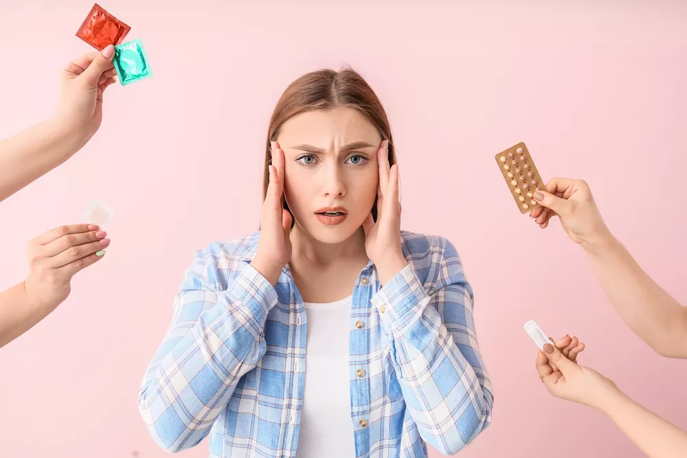 Image de Santé. En tant que membre actif de la société moderne, je suis conscient de l'importance de la contraception pour la planification familiale et la santé reproductive. Cependant, avec la multitude de choix disponibles, il peut être difficile de déterminer quelles sont les méthodes de contraception les plus fiables. Dans cet article, je vais partager mon opinion sur les méthodes contraceptives les plus fiables, en examinant les avantages et les inconvénients de chacune. La pilule contraceptive La pilule contraceptive est l'une des méthodes de contraception les plus populaires et largement utilisées dans le monde. Lorsqu'elle est prise correctement, la pilule contraceptive est hautement efficace, avec un taux de réussite de plus de 99%. Elle agit en inhibant l'ovulation et en épaississant la glaire cervicale pour empêcher les spermatozoïdes d'atteindre l'ovule. La pilule contraceptive est relativement facile à utiliser, car elle est prise quotidiennement à heure fixe. Cependant, elle nécessite une discipline stricte pour être efficace, et certaines femmes peuvent oublier de prendre leur pilule à temps, ce qui réduit son efficacité. Bien que la pilule contraceptive soit généralement bien tolérée, elle peut entraîner des effets secondaires indésirables chez certaines femmes, tels que des nausées, des maux de tête et des sautes d'humeur. De plus, certaines femmes peuvent présenter un risque accru de caillots sanguins ou d'autres complications médicales liées à la prise de la pilule. Le stérilet Le stérilet, ou dispositif intra-utérin (DIU), est une méthode contraceptive à long terme qui est insérée dans l'utérus par un professionnel de la santé. Le stérilet est l'une des méthodes contraceptives les plus fiables, avec un taux de réussite de plus de 99%. Il agit en empêchant la fécondation en rendant l'utérus inhospitalier pour les spermatozoïdes et en empêchant l'implantation de l'œuf fécondé. Une fois inséré, le stérilet peut rester en place pendant plusieurs années, selon le type de stérilet utilisé. Cela en fait une option pratique pour les femmes qui préfèrent une méthode contraceptive à long terme. Bien que le stérilet soit généralement bien toléré, certaines femmes peuvent éprouver des douleurs abdominales, des saignements irréguliers ou des infections après son insertion. De plus, il existe un faible risque de perforation de l'utérus lors de l'insertion du stérilet, bien que cela soit rare. L'implant contraceptif L'implant contraceptif est un petit bâtonnet flexible inséré sous la peau du bras qui libère lentement des hormones contraceptives dans le corps. L'implant contraceptif est très efficace, avec un taux de réussite de plus de 99%. Il agit en empêchant l'ovulation et en épaississant la glaire cervicale pour empêcher les spermatozoïdes d'atteindre l'ovule. Une fois inséré, l'implant contraceptif peut rester en place pendant plusieurs années, selon le type d'implant utilisé. Cela en fait une option pratique pour les femmes qui souhaitent une contraception à long terme sans avoir à se soucier de prendre une pilule tous les jours. Comme pour toute méthode contraceptive hormonale, l'implant contraceptif peut entraîner des effets secondaires indésirables chez certaines femmes, tels que des saignements irréguliers, des maux de tête et des changements d'humeur. De plus, il existe un faible risque de complications lors de l'insertion ou du retrait de l'implant, comme une infection ou une formation de cicatrice. La ligature des trompes La ligature des trompes, également appelée stérilisation tubaire, est une méthode contraceptive permanente dans laquelle les trompes de Fallope sont coupées, liées ou bloquées pour empêcher les spermatozoïdes d'atteindre l'ovule. La ligature des trompes est extrêmement efficace, avec un taux de réussite de plus de 99%. Une fois les trompes ligaturées, il est extrêmement rare de tomber enceinte. La ligature des trompes est une méthode contraceptive permanente et irréversible. Elle convient donc mieux aux femmes qui ont déjà eu des enfants et qui ne prévoient pas d'en avoir d'autres à l'avenir. La ligature des trompes est une procédure chirurgicale qui nécessite une anesthésie et une récupération postopératoire. Bien que la plupart des femmes récupèrent rapidement après la procédure, il existe un risque de complications, telles que des infections ou des lésions des organes voisins. En conclusion, il existe plusieurs méthodes contraceptives fiables disponibles pour les femmes, chacune avec ses propres avantages et inconvénients. La pilule contraceptive, le stérilet, l'implant contraceptif et la ligature des trompes sont toutes des options efficaces pour prévenir une grossesse non désirée. Il est important de discuter avec un professionnel de la santé pour déterminer quelle méthode contraceptive convient le mieux à vos besoins et à votre mode de vie. Quelle méthode contraceptive trouvez-vous la plus fiable et pourquoi ? Avez-vous déjà rencontré des défis ou des préoccupations concernant l'utilisation de méthodes contraceptives ?