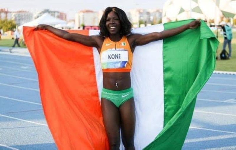 Image de Sport. La sprinteuse ivoirienne Koné Maboundou a une fois de plus fait briller les couleurs de son pays sur la scène internationale. Le 2 juin 2024, lors de la prestigieuse Diamond League, elle a remporté la course de 100 mètres en 11,33 secondes à Stockholm, en Suède. Cette victoire, saluée par la rédaction de Fratmat.info, renforce encore la position de la Côte d'Ivoire parmi les meilleures nations africaines en athlétisme. Une Performance Éblouissante à Stockholm Le succès de Koné Maboundou à Stockholm n'est pas une surprise pour ceux qui suivent de près sa carrière. La jeune athlète a su se démarquer grâce à son talent exceptionnel et à son travail acharné. Son chrono de 11,33 secondes, réalisé dans des conditions météorologiques difficiles, témoigne de sa résilience et de sa détermination. "Je suis très heureuse de cette victoire, c'est le fruit de beaucoup de travail et de sacrifices," a déclaré Koné Maboundou après sa course. "Je dédie cette victoire à tous ceux qui me soutiennent, en particulier à mes compatriotes ivoiriens." La victoire à Stockholm s'ajoute à une série de distinctions que Koné Maboundou a accumulées au fil des années. Déjà championne nationale et continentale, elle a su se faire un nom sur la scène internationale. Sa progression fulgurante est le résultat d'un engagement sans faille et d'un encadrement sportif de qualité. La performance de Koné Maboundou illustre la richesse du vivier athlétique ivoirien. Depuis quelques années, la Côte d'Ivoire s'impose comme une force montante dans le monde de l'athlétisme. Des athlètes tels que Marie-Josée Ta Lou et Murielle Ahouré ont pavé la voie, et Koné Maboundou suit brillamment leurs traces. "Le succès de Koné Maboundou montre que la Côte d'Ivoire est capable de produire des athlètes de classe mondiale," a déclaré le président de la Fédération Ivoirienne d'Athlétisme. "Nous sommes fiers de ses réalisations et nous continuerons à soutenir nos athlètes pour qu'ils puissent atteindre leur plein potentiel." Un Environnement Favorable à l'Éclosion des Talents Le développement de l'athlétisme en Côte d'Ivoire n'est pas le fruit du hasard. Il résulte de politiques sportives volontaristes et d'investissements importants dans les infrastructures et la formation. Les centres de formation, les académies sportives et les compétitions locales jouent un rôle crucial dans l'émergence de talents comme Koné Maboundou. Si la carrière de Koné Maboundou est marquée par des succès retentissants, elle n'est pas exempte de défis. La gestion de la pression, les exigences des entraînements intensifs et les sacrifices personnels sont autant d'épreuves que l'athlète doit surmonter. "Être une athlète de haut niveau demande beaucoup de discipline et de sacrifices," a confié Koné Maboundou. "Mais la passion pour mon sport et le soutien de mon entourage m'aident à aller de l'avant." La victoire de Koné Maboundou a une portée qui dépasse le cadre strictement sportif. Elle constitue une source d'inspiration pour de nombreuses jeunes filles en Côte d'Ivoire et à travers le continent. En voyant ses exploits, elles peuvent rêver à leur tour de se hisser au sommet et de représenter leur pays sur la scène internationale. À seulement 24 ans, Koné Maboundou a encore de belles années devant elle pour enrichir son palmarès. Son potentiel semble illimité, et les observateurs s'attendent à ce qu'elle continue de dominer les pistes. Les prochains Jeux Olympiques, ainsi que les Championnats du Monde, constituent des objectifs majeurs pour la sprinteuse. "Je suis déterminée à continuer de m'améliorer et à viser toujours plus haut," a-t-elle affirmé. "Chaque course est une nouvelle opportunité de me dépasser." Les Retombées Économiques et Sociales du Sport de Haut Niveau Le succès des athlètes comme Koné Maboundou a également des retombées économiques et sociales significatives. En promouvant l'image de leur pays à l'international, ils attirent l'attention des sponsors et des investisseurs. De plus, ils jouent un rôle de modèle pour la jeunesse, incitant à la pratique sportive et à l'adoption de modes de vie sains. La victoire de Koné Maboundou à Stockholm a été largement saluée par la communauté internationale. Des messages de félicitations ont afflué de toutes parts, témoignant de la reconnaissance et de l'admiration que suscite la sprinteuse ivoirienne. "Koné Maboundou a montré une fois de plus qu'elle est une force avec laquelle il faut compter," a déclaré un responsable de la Diamond League. "Nous sommes impatients de voir ce qu'elle accomplira dans les années à venir." La performance éclatante de Koné Maboundou à la Diamond League de Stockholm marque une nouvelle étape dans sa carrière prometteuse et souligne le dynamisme de l'athlétisme ivoirien. Alors que la jeune sprinteuse continue de gravir les échelons, une question demeure : Comment la Côte d'Ivoire peut-elle capitaliser sur ces succès individuels pour développer un écosystème sportif durable et inclusif, capable de former les champions de demain ?