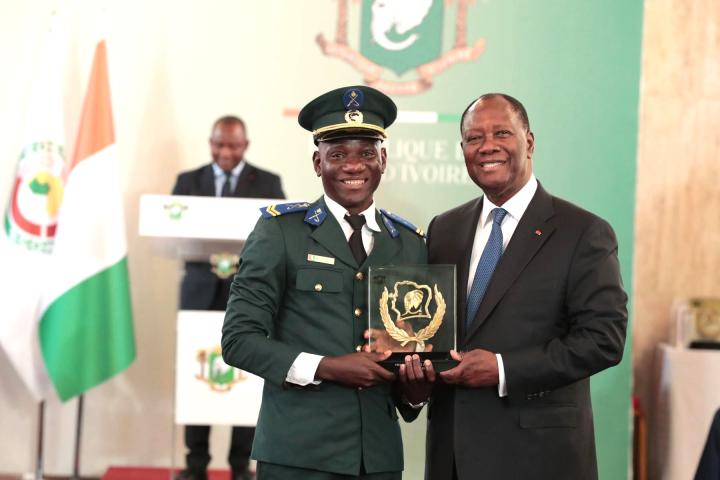 Image de Société. La Journée Nationale de l’Excellence, instituée en 2013 par le Président de la République Alassane Ouattara, est devenue une tradition annuelle célébrant les hommes et les femmes de valeur qui contribuent au développement et au rayonnement de la Côte d’Ivoire. À l'aube de sa 11e édition, cette manifestation souligne l'importance de l'excellence dans divers domaines d'activité et met en lumière les contributions significatives des Ivoiriens pour leur pays. Avec 734 lauréats récompensés depuis sa création, cette journée est un symbole fort de la volonté de promouvoir un capital humain de qualité, essentiel pour l'émergence du pays. Un Contexte de Motivation et de Développement Le Prix National d’Excellence a été institué dans un contexte visant à motiver les citoyens ivoiriens à œuvrer pour le développement du pays. En valorisant le travail acharné et les réalisations remarquables, le gouvernement espère inciter chaque Ivoirien à donner le meilleur de lui-même. "Nous voulons que chaque Ivoirien, homme ou femme, jeune ou vieux, se sente investi de la mission de construire la nation," a déclaré le Président Ouattara lors de la première édition en 2013. La célébration des lauréats du Prix National d’Excellence s’inscrit dans la vision du Président Ouattara pour un "Ivoirien nouveau". Cette vision promeut des citoyens qui, dans un environnement de paix durable et adossés à des institutions fortes, placent l’intérêt de la nation au-dessus de tout. "L'Ivoirien nouveau est celui qui permet à la Côte d’Ivoire d’entrer de manière irréversible dans le cercle des grandes nations démocratiques et développées," a souligné le Chef de l'État. Les lauréats sont ainsi perçus comme des modèles incarnant ces valeurs. Depuis sa création, la Journée Nationale de l’Excellence a récompensé 734 lauréats nationaux. Parmi eux, 263 hommes et 136 femmes ont été honorés pour leurs contributions exceptionnelles. Cette distinction s'étend également aux jeunes, avec 47 élèves récompensés pour leurs performances académiques. "Chaque récompense est un témoignage de l'engagement de notre jeunesse à exceller," a déclaré le Ministre de l'Éducation. Les distinctions ne se limitent pas aux individus. Des entreprises, administrations et autres organisations ont également été reconnues pour leur rôle crucial dans divers secteurs. Cette diversité de lauréats illustre l'étendue des domaines touchés par l'excellence en Côte d'Ivoire. Parmi les lauréats des années précédentes, certains noms se distinguent par leur rayonnement national et international. Le Pr Judith Didi-Kouko, honorée pour ses avancées dans la prise en charge du cancer, et Jem’s Kokobi, sculpteur renommé, sont des exemples de cette excellence. "Ces personnalités montrent que l'excellence ivoirienne est reconnue au-delà de nos frontières," a déclaré Eugène Kra Kouadio, Secrétaire permanent du PNE. Georges Momboye, chorégraphe de renommée internationale, Cheick Sallah Junior Cissé, champion olympique, et Marguerite Abouet, écrivaine et scénariste, sont d'autres figures emblématiques qui illustrent la diversité des talents ivoiriens. "L'excellence se manifeste dans tous les domaines, des arts aux sciences en passant par le sport," a ajouté Kra Kouadio. La Sélection Rigoureuse des Lauréats Le processus de sélection des lauréats est rigoureux et transparent. Les candidatures sont examinées par des Comités sectoriels au sein des ministères et de la Confédération générale des entreprises de Côte d’Ivoire (CGECI). "Nous veillons à ce que chaque lauréat soit choisi pour ses mérites indiscutables," a expliqué le Secrétaire permanent du PNE. Un Comité national, assisté d’un Comité technique, supervise l’ensemble du processus, garantissant ainsi l'équité et la crédibilité des sélections. Les lauréats du Prix National d’Excellence reçoivent un trophée, un diplôme signé par le Président de la République et une dotation de dix millions de FCFA. "Ces récompenses sont non seulement une reconnaissance, mais aussi une motivation pour continuer à exceller," a déclaré l’un des lauréats. Cette reconnaissance publique joue un rôle crucial dans la valorisation des efforts individuels et collectifs, renforçant ainsi la culture de l'excellence. Les lauréats, par leurs compétences et leur engagement, contribuent de manière significative au développement de la Côte d'Ivoire. Ils incarnent les valeurs de probité, de travail et d'excellence prônées par le gouvernement. "Chaque lauréat est un ambassadeur de l'excellence ivoirienne," a affirmé le Premier Ministre lors de la cérémonie de remise des prix. Leur succès inspire la nation entière et encourage les jeunes générations à suivre leur exemple. La 11e édition de la Journée Nationale de l’Excellence, prévue pour août prochain, promet d’être une nouvelle occasion de célébrer les talents ivoiriens. Comme pour les éditions précédentes, 87 prix seront remis cette année. "Chaque année, la liste des Prix d'Excellence est arrêtée par le gouvernement en Conseil des ministres, sur proposition du Premier Ministre," a précisé Eugène Kra Kouadio. Les candidatures pour l’édition 2024 sont ouvertes jusqu'au 6 juin, offrant à tous les Ivoiriens la possibilité de participer. Pour assurer une large participation, le gouvernement a mis en place des plateformes numériques facilitant la soumission des candidatures. "Nous voulons que chaque Ivoirien ait la chance de voir son travail reconnu," a déclaré le Secrétaire permanent. Cette initiative vise à démocratiser l'accès au Prix d'Excellence et à encourager un engagement plus large au sein de la société. Les Enjeux de la Reconnaissance de l’Excellence La reconnaissance de l'excellence ne se limite pas à la distribution de trophées. Elle joue un rôle essentiel dans la transformation sociétale. "En célébrant l'excellence, nous encourageons les valeurs qui conduisent au développement durable," a affirmé le Président Ouattara. Cette démarche s’inscrit dans la vision plus large de faire de la Côte d'Ivoire une nation moderne et prospère. La Journée Nationale de l’Excellence de Côte d'Ivoire est souvent citée en exemple par d'autres pays africains. Elle démontre comment une initiative nationale peut promouvoir la culture de l'excellence et inspirer un changement positif. "Nous recevons des délégations de plusieurs pays qui viennent s'inspirer de notre modèle," a déclaré un haut responsable du Ministère de la Promotion de la Jeunesse et de l’Emploi des Jeunes. Au fil des années, la Journée Nationale de l’Excellence a évolué pour s'adapter aux nouvelles réalités et aux défis contemporains. "Nous devons continuellement améliorer nos méthodes pour rester pertinents et efficaces," a souligné le Secrétaire permanent. Cette adaptabilité est cruciale pour maintenir l’engouement et l’intérêt autour de cette célébration annuelle. L'objectif ultime de la Journée Nationale de l’Excellence est de créer une culture généralisée de l'excellence en Côte d'Ivoire. "Nous voulons que chaque Ivoirien aspire à l'excellence dans tout ce qu'il entreprend," a déclaré le Premier Ministre. Cela nécessite des efforts continus de la part des institutions, des entreprises et des citoyens pour promouvoir et valoriser les meilleures pratiques. Alors que la Côte d'Ivoire se prépare à célébrer la 11e édition de la Journée Nationale de l’Excellence, une réflexion s'impose : Comment renforcer et pérenniser cette culture de l'excellence pour qu'elle devienne un moteur de développement durable et inclusif ?