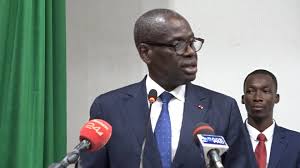 Image de Politique. Le mercredi 29 mai 2024, le ministre-gouverneur du district de Yamoussoukro, Augustin Thiam, a accueilli une délégation dirigée par Marie-Paule Assandré, représentant l’écrivain Serge Bilé, à la permanence du district, au premier étage de l’immeuble Nogues, au Plateau, à Abidjan. Cette rencontre avait pour but de présenter un projet ambitieux : une comédie musicale retraçant un pan significatif de l’histoire du président Félix Houphouët-Boigny, père fondateur de la Côte d’Ivoire moderne. Cet article explore l'importance de ce projet culturel et son impact potentiel sur la société ivoirienne. Une Initiative Culturelle Ambitieuse La comédie musicale en question, conçue par Serge Bilé, met en scène des épisodes clés de la vie de Félix Houphouët-Boigny. Mélangeant mélodies, chants et dialogues, cette œuvre vise à rendre hommage à l'une des figures les plus emblématiques de l'histoire ivoirienne. Pour Augustin Thiam, cette initiative représente une entreprise de vulgarisation et de promotion de l'héritage laissé par Houphouët-Boigny. "Cette action de promotion nous concerne tous. J’encourage les jeunes Ivoiriens à venir nombreux assister à cette comédie musicale. Le plus grand nombre de jeunes Ivoiriens aujourd’hui, ne savent pas qui est Houphouët-Boigny et cette œuvre leur permettra de découvrir la richesse du personnage dans toute sa complexité," a déclaré Augustin Thiam. Il est essentiel de rappeler que Félix Houphouët-Boigny, souvent surnommé "Le Sage de l'Afrique", a joué un rôle crucial non seulement dans l'indépendance de la Côte d'Ivoire, mais également dans la promotion de la paix et de la stabilité en Afrique de l'Ouest. La comédie musicale cherche à illustrer ces aspects méconnus de sa personnalité et de son leadership. Selon Augustin Thiam, Félix Houphouët-Boigny incarne des valeurs morales et intellectuelles que la jeunesse recherche aujourd’hui. "La jeunesse est en demande de repères moraux dans toutes les civilisations. Le caractère du jeune se construit par identification avec des référents moraux. Et Félix Houphouët-Boigny est le référent moral par excellence," a-t-il déclaré. Il a également souligné que les hommes politiques font souvent référence au président Félix Houphouët-Boigny, mais que c’est la première fois que les artistes adoptent cette attitude de manière aussi formelle et visible. Cette initiative artistique permet ainsi de toucher un public plus large et diversifié. Une Exploration Artistique et Historique La comédie musicale ne se contente pas de narrer la vie politique de Félix Houphouët-Boigny. Elle explore également sa vie personnelle et ses défis face au système colonial, accompagné de son épouse Marie-Thérèse. Cette œuvre met en lumière l’amour et le soutien indéfectible de Marie-Thérèse dans la lutte de Félix pour l'indépendance. Parmi les acteurs de cette production, on retrouve O’nel Mala et Paule-Marie Assandré, qui incarnent respectivement Félix Houphouët-Boigny et Marie-Thérèse. Leur performance promet de captiver le public en redonnant vie à des figures historiques avec émotion et profondeur. Paule-Marie Assandré, qui conduisait la délégation, a expliqué les raisons de leur visite au ministre-gouverneur. "Nous sommes venus demander la bénédiction du ministre-gouverneur pour ce grand projet de tout le pays. En tant que jeunes, on avait besoin de soutiens et de bénédictions d’un aîné pour qui ce sujet est extrêmement important comme pour nous. Tout le mérite revient à Monsieur Serge Bilé, car c’est son projet. Nous ne faisons que donner vie à sa vision," a-t-elle déclaré. La comédie musicale retrace les premiers défis de Félix Houphouët-Boigny face au système colonial. Elle débute au moment où il entre en politique dans les années 40, jusqu’à l’accession à l’indépendance. L’histoire d’amour entre Félix et son épouse Thérèse est le ciment de cette œuvre, illustrant leur quête commune pour l’indépendance. Outre le couple présidentiel, la pièce met en scène des personnages tels que Jean-Baptiste Mockey, pharmacien et compagnon de lutte de Félix, Anne-Marie Raggi, une amie du couple, Mamie Affoué, le Tam-tam-parleur, ainsi que le gouverneur André Latrille. Ces personnages apportent une richesse narrative et historique à la comédie musicale. Augustin Thiam a souligné l'importance de cette initiative pour la jeunesse ivoirienne. "Je pense que découvrir Houphouët-Boigny sous cet angle sera une véritable source d’enrichissement pour les jeunes, dont la plupart ne le connaissent pas," a-t-il ajouté. Il a rappelé que Félix Houphouët-Boigny était également un grand mécène qui contribuait à promouvoir l’art de manière générale. Cette comédie musicale offre donc une double opportunité : redécouvrir l’histoire et encourager l’expression artistique. Paule-Marie Assandré a exprimé un appel vibrant à la nation pour soutenir ce projet unique. "C’est un appel de toute la nation pour quelque chose qui arrivera peut-être une seule fois," a-t-elle indiqué. Cet appel souligne l'importance de la transmission de l'héritage historique et culturel aux générations futures. La Célébration d’un Héritage La comédie musicale consacrée à Félix Houphouët-Boigny n’est pas seulement un hommage à une figure historique, mais aussi une célébration de son héritage et de ses valeurs. Elle offre une opportunité unique de découvrir des aspects peu connus de sa vie et de son engagement pour l’indépendance et la paix. En mettant en scène des épisodes clés de la vie de Félix Houphouët-Boigny, cette comédie musicale devient un outil pédagogique. Elle permet aux jeunes générations de comprendre l’histoire de leur pays de manière ludique et engageante. Elle met également en lumière l’importance de la culture et de l’art dans la transmission des valeurs et de l’histoire. Le projet bénéficie déjà d’un soutien significatif. La présence d’Augustin Thiam, membre de la famille Houphouët et gouverneur du district autonome de Yamoussoukro, souligne l’importance nationale de cette initiative. Sa bénédiction et son soutien apportent une légitimité et une reconnaissance supplémentaires à ce projet. La comédie musicale dédiée à Félix Houphouët-Boigny est un projet ambitieux qui vise à célébrer l’héritage d’un grand homme tout en éduquant et en inspirant les jeunes générations. Elle représente une opportunité unique de découvrir une figure emblématique de l’histoire ivoirienne à travers l’art et la culture. En alliant histoire, musique et théâtre, cette œuvre promet de captiver et d’enrichir le public. Alors que la Côte d’Ivoire continue de se développer et de se moderniser, quelles autres initiatives artistiques et culturelles pourraient aider à préserver et à promouvoir l’héritage de ses grandes figures historiques ?