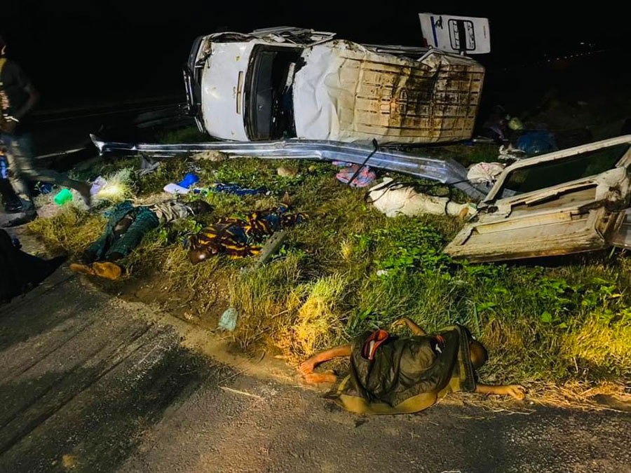 Image de Faits Divers. Une tragédie frappait l'axe Aboisso-Noé le dimanche 02 juin 2024, lorsque la collision entre un poids lourd et un minicar, survenue dans le village de Sanhouman, coûtait la vie à trois personnes et blessait gravement plusieurs autres. Les circonstances de cet accident, marqué par la défaillance des freins du camion, ont plongé la région dans le deuil et suscité une enquête pour comprendre les tenants et aboutissants de cette tragédie. Des circonstances dramatiques Tout semblait normal sur l'axe Aboisso-Noé, jusqu'à ce que la tragédie se profile à l'horizon. Les témoins sur place ont décrit une scène d'effroi lorsque le poids lourd, en tête du convoi, a soudainement perdu le contrôle de ses freins, amorçant une marche arrière incontrôlée. Dans cette situation critique, le minicar qui le suivait n'a eu d'autre choix que de subir l'impact dévastateur de cette manœuvre inattendue. Les conséquences de cette collision ne se sont pas fait attendre. Trois personnes ont perdu la vie sur le coup, tandis qu'une douzaine d'autres ont été grièvement blessées. Le Centre hospitalier régional (CHR) a été rapidement mobilisé pour fournir les soins nécessaires aux blessés, tandis que les autorités locales, représentées par les sapeurs-pompiers et la gendarmerie, ont œuvré sur le terrain pour secourir les victimes et assurer la fluidité de la circulation. Enquête en cours Face à la gravité de l'accident et à ses implications tragiques, une enquête a été diligentée pour établir les circonstances exactes de cet événement dramatique. Les autorités compétentes se pencheront sur les défaillances éventuelles du véhicule lourd et les conditions de sécurité sur la route, afin d'éviter que de tels drames ne se reproduisent à l'avenir. Cet accident tragique soulève une question fondamentale : comment assurer la sécurité des usagers de la route face aux risques inhérents à la circulation ? Alors que les autorités s'efforcent de répondre à cette interrogation cruciale, la nécessité d'une vigilance accrue et de mesures préventives efficaces demeure impérieuse pour éviter de nouvelles pertes humaines sur nos routes.