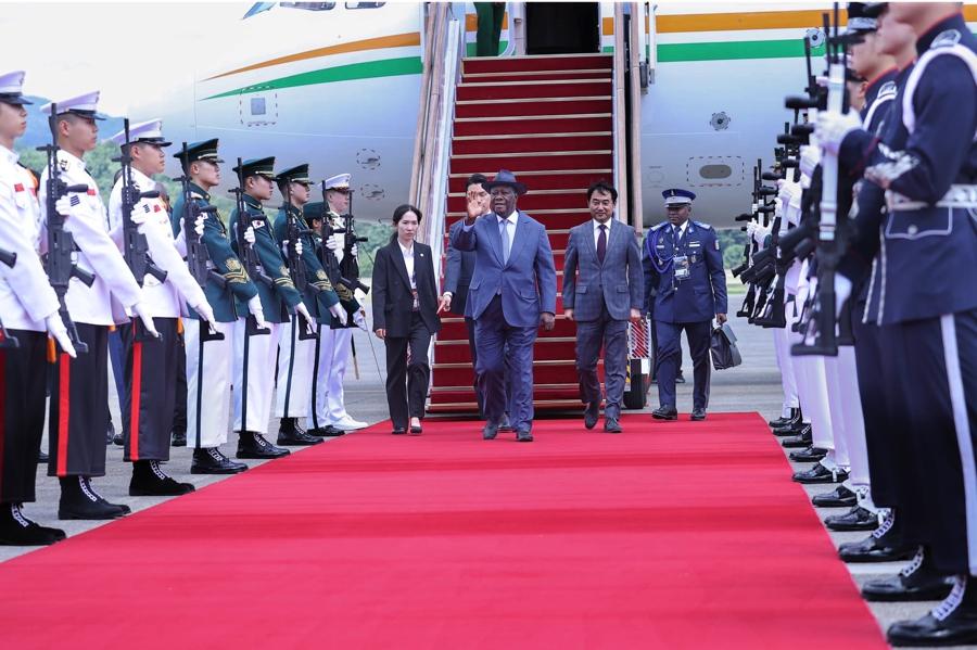 Image de Politique. Le dimanche 2 juin 2024 marque l'arrivée du Président de la République, S.E.M. Alassane OUATTARA, à Séoul, où il participera au tout premier Sommet Corée - Afrique, prévu les 4 et 5 juin. Cette rencontre illustre l'engagement profond de la Corée et du continent africain à consolider leur partenariat et à intensifier leur coopération dans divers domaines. Au cœur des discussions, la recherche de solutions aux défis globaux, tels que le changement climatique, la sécurité alimentaire et la santé publique, se présente comme une priorité majeure. Renforcement des relations bilatérales Le Sommet Corée - Afrique offre une plateforme stratégique pour le renforcement des liens entre la Corée et les nations africaines. En marge de cette importante rencontre, le Président OUATTARA s'entretiendra avec son homologue coréen pour discuter du renforcement de la coopération entre la Côte d'Ivoire et la Corée, ainsi que sur des sujets d'intérêt commun. Ces discussions bilatérales revêtent une importance capitale dans l'approfondissement des relations diplomatiques et économiques entre les deux pays. Face aux enjeux mondiaux complexes, le Sommet Corée - Afrique constitue une tribune essentielle pour la réflexion et l'action collective. Les participants auront l'opportunité d'échanger des idées et de proposer des solutions novatrices pour répondre aux défis contemporains, tels que le changement climatique, la sécurité alimentaire, la stabilité de la chaîne d'approvisionnement et la sécurité sanitaire. Ces discussions permettront de tracer des perspectives communes et de promouvoir une coopération multilatérale efficace. Entretiens avec des personnalités influentes Outre sa participation au Sommet, le Président OUATTARA aura l'occasion de rencontrer plusieurs personnalités influentes, dont l'ancien Secrétaire Général des Nations Unies, M. BAN Ki-Moon, ainsi que des hommes d'affaires coréens. Ces échanges bilatéraux visent à explorer de nouvelles opportunités de collaboration et à renforcer les partenariats stratégiques dans divers domaines, allant de la diplomatie à l'économie en passant par la culture et l'éducation. Alors que le Sommet Corée - Afrique s'ouvre sur de nouvelles perspectives de coopération et d'échanges fructueux, une question demeure : quelles seront les implications de cette rencontre pour l'avenir du partenariat entre la Corée et l'Afrique ? En abordant les défis communs et en explorant de nouvelles opportunités de collaboration, les leaders des deux continents tracent la voie vers un partenariat renforcé et mutuellement bénéfique.