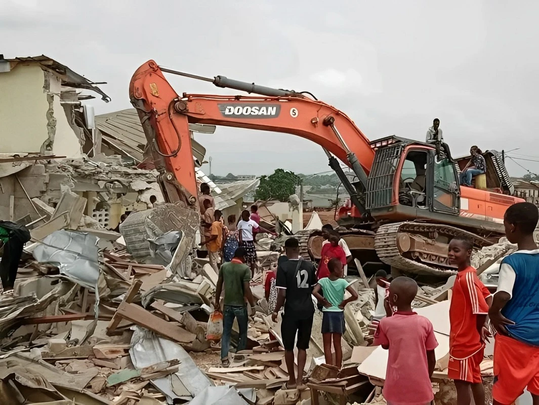 Image de Société. Le District Autonome d’Abidjan a lancé ce lundi 3 juin 2024 une opération majeure de déguerpissement et d’assainissement dans la zone sud d’Abidjan, en ciblant spécifiquement le quartier "Abattoir" de la commune de Port-Bouët. Cette initiative s'inscrit dans le cadre d'un programme visant à lutter contre le désordre urbain et à améliorer les conditions de vie des habitants de la région. Sensibilisation Préalable : Préparation et Identification des Foyers Concernés Avant le lancement de cette opération, une campagne de sensibilisation intensive a été menée pour informer et préparer les habitants du quartier "Abattoir" de Port Bouet. Au total, 595 foyers ont été identifiés comme étant touchés par cette mesure. Il convient de rappeler que ces résidents avaient déjà été déguerpis en 2018 après des consultations et des séances d’information. Afin de faciliter le relogement des habitants, le District Autonome d’Abidjan a acquis un terrain de 10 hectares à Anani, également situé dans la commune de Port-Bouët. Ce site a été aménagé pour proposer des terrains de 75 m², totalisant 726 lots. Des travaux d’infrastructure sont en cours pour garantir des conditions de vie décentes, incluant le désherbage, l’apport de terre, le compactage, ainsi que l'installation de poteaux électriques et l'adduction d’eau potable. Objectifs et Avantages : Assainissement et Amélioration du Cadre de Vie Cette initiative vise à améliorer l'environnement urbain et à protéger les populations contre les risques sanitaires. Le relogement des habitants de l’ancienne zone "Abattoir" vers un site mieux aménagé est une étape cruciale pour atteindre cet objectif. L'opération témoigne de l’engagement du District Autonome d’Abidjan pour le bien-être des citoyens. Le District Autonome d’Abidjan compte sur l'esprit civique des populations et leur engagement en faveur de la lutte contre le désordre urbain et de l'amélioration du cadre de vie. Il se tient à leur disposition pour fournir les informations nécessaires à la conduite apaisée de cette opération de déguerpissement et d'assainissement. En quoi cette initiative peut-elle contribuer à une meilleure qualité de vie pour les habitants d'Abidjan et à l'amélioration de l'environnement urbain dans la région ?