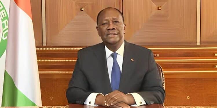 Image de Politique. Le mardi 18 juin 2024, le président ivoirien Alassane Ouattara s'adressera à la nation depuis le Parlement. À quelques mois de la prochaine élection présidentielle, les Ivoiriens sont nombreux à attendre avec impatience ce discours qui pourrait donner des indications sur la suite du mandat en cours et les intentions du chef de l'État pour l'avenir. Allocution devant les parlementaires Selon les communiqués officiels, le chef de l'État a demandé la convocation d'un congrès réunissant les députés et les sénateurs pour y délivrer son message. « C'est le président de la République qui a souhaité s'exprimer devant les deux chambres du Parlement », a confirmé le secrétaire général du Sénat. Cette allocution solennelle, prévue à partir de 10 heures, sera l'occasion pour Alassane Ouattara de faire le bilan de sa gestion et d'esquisser les perspectives pour le reste de son mandat. À quelques mois de l'élection présidentielle de 2025, les Ivoiriens attendent beaucoup de ce discours présidentiel. « Nous voulons connaître les projets du président pour la fin de son mandat et savoir s'il compte se représenter », confie Josiane, une fonctionnaire à Abidjan. En effet, de nombreux partisans d'Alassane Ouattara le pressent déjà de briguer un troisième mandat, malgré les controverses autour de cette question. La situation économique et sociale au cœur des préoccupations Au-delà de la question de sa candidature, les Ivoiriens espèrent également des annonces concrètes sur les principaux défis auxquels le pays est confronté. « Nous voulons des réponses sur l'emploi des jeunes, l'accès aux services sociaux de base et la lutte contre la vie chère », explique Séraphin, un étudiant à Yamoussoukro. La crise économique mondiale et ses répercussions sur le pouvoir d'achat des Ivoiriens sont en effet au cœur des préoccupations. Certains observateurs estiment également qu'Alassane Ouattara pourrait profiter de cette allocution pour annoncer des réformes institutionnelles. « Le président a déjà évoqué la possibilité de revoir certains aspects de la Constitution. Nous espérons qu'il nous en dira davantage », indique Awa, une militante de l'opposition. Alors que l'échéance électorale de 2025 se profile à l'horizon, le message du chef de l'État sera scruté avec attention par tous les acteurs politiques et la société civile ivoirienne. Au-delà des annonces attendues, la question centrale sera de savoir si Alassane Ouattara dévoilera ses intentions pour la suite de son mandat. Sa réponse pourrait avoir des répercussions majeures sur la vie politique ivoirienne dans les mois à venir.