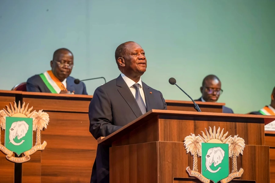 Image de Politique. Le président ivoirien Alassane Ouattara s'apprête à prendre la parole devant le Congrès le 18 juin prochain, un discours très attendu où il devrait aborder l'état de la Nation. Cette intervention, confirmée par les autorités, suscite de nombreuses attentes alors que la Côte d'Ivoire s'approche à grands pas des élections présidentielles de 2025. Au-delà du bilan de son mandat, le successeur d'Henriette Dagri Diabaté pourrait enfin lever le voile sur ses intentions pour l'avenir. Tour d'horizon des enjeux qui entourent cette allocution. La convocation d'un Congrès exceptionnel Selon un communiqué officiel, le président de la République a sollicité la convocation d'un Congrès, réunissant l'ensemble des députés et sénateurs ivoiriens. Cet événement, qui se tiendra à l'auditorium du Sofitel Hôtel Ivoire, aura pour unique point à l'ordre du jour le discours d'Alassane Ouattara sur l'état de la Nation. "Ce rendez-vous crucial suscite une attente particulière car il pourrait marquer un tournant décisif dans l'avenir politique de la Côte d'Ivoire", souligne Arsène Konan, politologue ivoirien. En effet, à 15 mois de l'élection présidentielle de 2025, le président Ouattara pourrait enfin lever le voile sur ses intentions de se représenter ou non pour un quatrième mandat. Depuis plusieurs mois, le suspense reste entier quant à la décision d'Alassane Ouattara. Sur le terrain, les appels et les meetings de soutien en faveur de sa candidature se multiplient. Le Rassemblement des Houphouëtistes pour la Démocratie et la Paix (RHDP), le parti au pouvoir, a clairement exprimé son souhait de voir leur leader se représenter. "Ce qui est en jeu, c'est la victoire de notre candidat naturel (…) Alassane Ouattara à l'élection présidentielle de 2025", a déclaré Gilbert Koné Kafana, président du directoire du RHDP, lors d'une réunion extraordinaire le 27 mai 2024. Des attentes sur la réconciliation nationale Outre la question de sa candidature, l'allocution du 18 juin sera également scrutée pour les pistes qu'elle pourrait esquisser en matière de réconciliation nationale. L'opposition, notamment le PPA-CI de Laurent Gbagbo, le COJEP de Charles Blé Goudé et GPS de Guillaume Soro, espère notamment une loi d'amnistie en faveur des leaders politiques exclus du processus électoral, afin de favoriser des élections ouvertes à tous en 2025. "C'est un rendez-vous historique qui influencera grandement les stratégies politiques et les dynamiques électorales à l'approche de 2025", conclut le politologue Arsène Konan. Les Ivoiriens attendent avec impatience les mots du président Alassane Ouattara. Quelle sera la teneur du discours du 18 juin ? Le président ivoirien lèvera-t-il enfin le voile sur ses intentions pour 2025 ? Quelles pistes tracera-t-il en matière de réconciliation nationale ? La Côte d'Ivoire dans l'expectative.