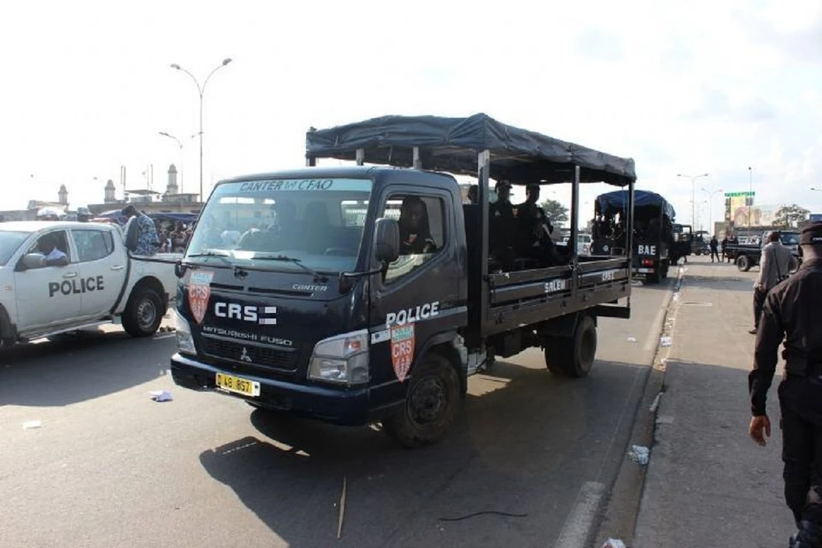 Image de Faits Divers. C'est un terrible drame qui s'est produit ce mardi 4 juin 2024 dans la commune d'Adjamé-Williamsville, à Abidjan. Un policier stagiaire a perdu la vie dans un grave accident de la circulation impliquant un car de transport en commun et un véhicule de la police nationale. Ce tragique événement, qui a également fait plusieurs blessés parmi les forces de l'ordre, soulève des questions cruciales sur la sécurité routière dans ces zones sensibles que sont les parcs à bétail de la capitale économique ivoirienne. La sécurité routière, un enjeu crucial dans les parcs à bétail Selon les premières informations, l'accident s'est produit aux environs de 1 heure du matin, à l'entrée principale du nouveau parc à bétail d'Adjamé-Williamsville. Un car de 70 places effectuant une manœuvre de marche arrière a percuté violemment un véhicule de police stationné sur les lieux. "Le choc a été d'une rare violence, témoigne un riverain. Le car a littéralement écrasé la voiture de police, coincant malheureusement un des agents à l'intérieur." Malgré l'intervention rapide des secours, le sergent stagiaire Djalega Tito Jean Luc, bloqué sous le véhicule, n'a pas survécu à ses blessures. Ses cinq collègues, également impliqués dans l'accident, ont quant à eux été transportés à l'hôpital de la police nationale, situé au Plateau. "C'est une véritable tragédie pour nous tous. Djalega était un jeune policier plein d'engagement et de dévouement envers sa mission. Sa perte est un choc immense", témoigne le commissaire divisionnaire Kouamé Yao, responsable du District de police d'Adjamé. Des lacunes de sécurité à combler Cet accident dramatique met en lumière les enjeux de sécurité routière dans ces zones sensibles que sont les parcs à bétail d'Abidjan. "Le trafic peut y être dense et complexe, avec de nombreux véhicules lourds et des mouvements de piétons. C'est un environnement qui nécessite des protocoles de sécurité renforcés pour protéger les forces de l'ordre et les usagers", souligne le général Kouadio Kouassi, directeur de la sécurité routière. Les autorités ont d'ores et déjà annoncé l'ouverture d'une enquête pour déterminer les causes exactes de l'accident et identifier d'éventuelles défaillances dans les mesures de sécurité en place. Des actions de sensibilisation des conducteurs ainsi que des investissements pour améliorer l'infrastructure routière et la signalisation dans ces zones stratégiques sont également envisagés. Cet accident tragique rappelle l'urgence d'agir pour renforcer la sécurité routière dans ces espaces sensibles. Quelles autres mesures pourraient être mises en place pour mieux protéger les forces de l'ordre et les usagers dans les parcs à bétail d'Abidjan ?