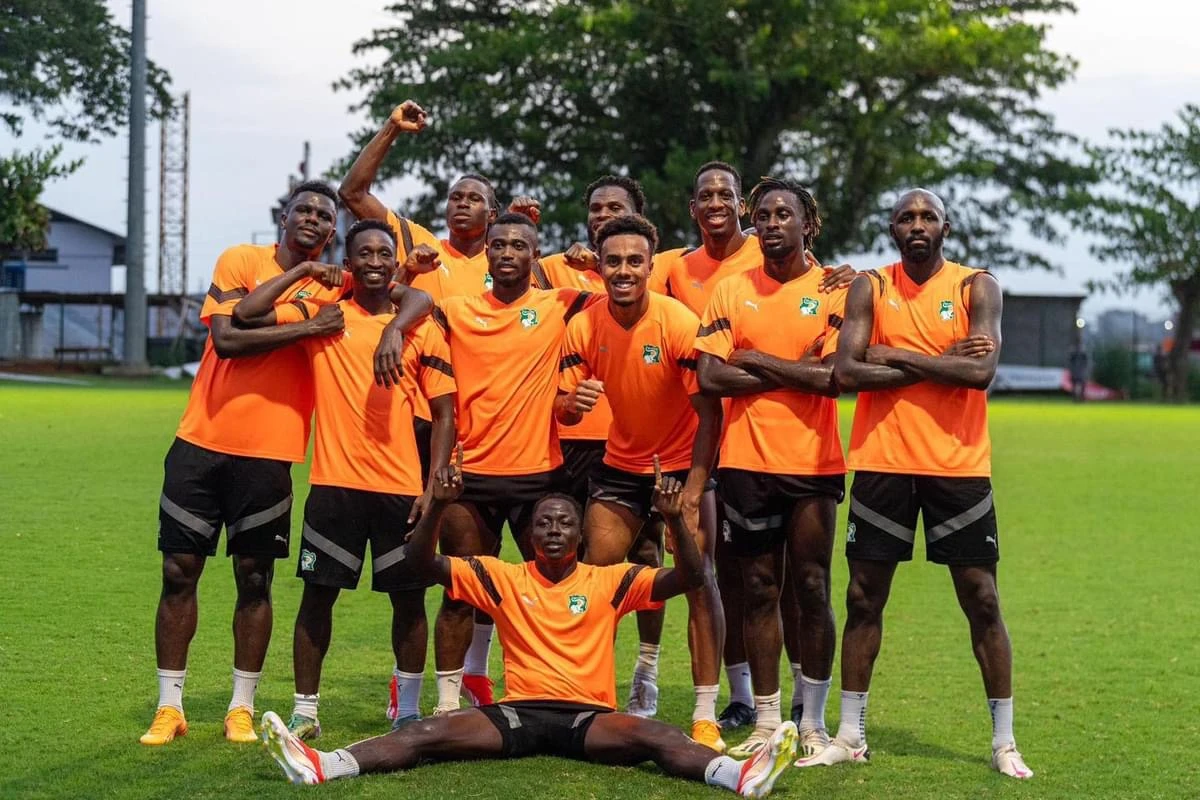 Image de Sport. La sélection ivoirienne a entamé ce lundi sa préparation pour les prochaines échéances des éliminatoires de la Coupe du Monde 2026. Malgré l'absence de deux cadres, Sébastien Haller et Evan Ndicka, les Éléphants ont démontré un état d'esprit exemplaire lors de cette première séance d'entraînement à Abidjan. Avec un groupe soudé et des objectifs bien définis, la Côte d'Ivoire espère confirmer son statut de favorite pour la qualification au Mondial. Une première séance dans la bonne humeur La Fédération Ivoirienne de Football a convoqué 25 joueurs pour ce rassemblement en prévision des 3e et 4e journées des éliminatoires. Vingt-trois d'entre eux ont participé à la séance d'entraînement de ce lundi à Abidjan. "C'était un moment de retrouvailles entre coéquipiers et avec l'encadrement. On a senti une belle ambiance au sein du groupe", a confié un membre du staff technique. Malgré tout, deux absences ont été notées : celles de Sébastien Haller, finaliste de la Ligue des Champions, et d'Evan Ndicka, le défenseur de l'AS Roma. Mais la Fédération s'est voulue rassurante, affirmant que les deux joueurs les rejoindront mardi. "Il n'y a pas de quoi s'inquiéter, ils seront là demain", a déclaré un responsable. L'esprit de groupe, clé de la réussite Au-delà des absences, c'est surtout l'état d'esprit du groupe qui a retenu l'attention. "Cet esprit famille démontre de la belle ambiance au sein de l'équipe", a souligné un observateur présent à l'entraînement. Un aspect crucial pour aborder les prochains défis, à commencer par la réception du Gabon vendredi prochain. Les Champions d'Afrique reçoivent en effet les Panthères du Gabon dans un match décisif pour les qualifications à la Coupe du Monde 2026. Après leur début de campagne mitigé, les Ivoiriens devront s'imposer à domicile pour rester en course. Mais cette première séance a permis de constater que Patrice Beaumelle peut compter sur un groupe soudé et déterminé à écrire une nouvelle page glorieuse de l'histoire de la sélection ivoirienne. Reste à confirmer sur le terrain face à des adversaires coriaces... La Côte d'Ivoire saura-t-elle s'appuyer sur son esprit de groupe pour surmonter les défis qui l'attendent sur la route du Mondial 2026 ?