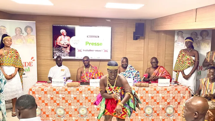 Image de Culture. La Fête des Ignames, célébrée chaque année dans l'Est de la Côte d'Ivoire, marque la fin d'une riche récolte et l'entrée dans la nouvelle année pour les ethnies akanes de la région. Cette année, c'est le village de Guiendé, situé à une cinquantaine de kilomètres de Bondoukou, qui aura l'honneur d'ouvrir les festivités de la deuxième édition du Guiendé Festival, du 24 au 30 août 2024. Lors d'une conférence de presse tenue le 1er juin à Abidjan, les organisateurs ont dévoilé les temps forts de cet événement qui vise à renforcer la cohésion sociale et à mettre en valeur les traditions du peuple bron. Le Guiendé Festival, vitrine de la culture bron Antonin Fiéni, commissaire général de l'événement, a souligné que cette deuxième édition du Guiendé Festival s'inscrit dans une volonté de "renforcer la cohésion sociale" à travers différentes activités. Ainsi, le programme sera notamment meublé par des parades, des concours culinaires, des conférences sur le lien entre le peuple bron et l'igname, ainsi que sur l'entrepreneuriat et les jeux d'alliances avec les peuples voisins comme les Senoufo, les Tagbana, les Koyaka, les Agni et les Baoulé. "Nous attendons 3 000 à 5 000 personnes à cet événement qui sera une grande fête de retrouvailles et de célébration. Ce sera également le lieu de raccommoder le tissu déchiré entre l'homme noir et sa coutume", a déclaré Antonin Fiéni. Des projets de développement pour Guiendé Au-delà de la célébration culturelle, le Guiendé Festival sera également l'occasion de mettre en avant les projets de développement de la localité. Dominique Koffi, président de la mutuelle de développement économique et culturelle de Guiendé, a en effet souligné que l'événement servirait de vitrine pour valoriser les initiatives entreprises pour faire évoluer le village. La Fête des Ignames est une célébration annuelle qui revêt une grande importance pour les ethnies akanes de l'Est ivoirien. Cette fête symbolise la fin d'une récolte vivrière abondante et marque l'entrée dans la nouvelle année. Elle est également l'occasion de communier avec les esprits des ancêtres. Ainsi, le Guiendé Festival s'inscrit dans cette tradition ancestrale tout en mettant en avant la culture bron et en œuvrant pour le développement de la localité. Mais au-delà de ces objectifs, cette deuxième édition soulève une question : comment pérenniser cet événement et en faire une vitrine durable de la culture ivoirienne ?