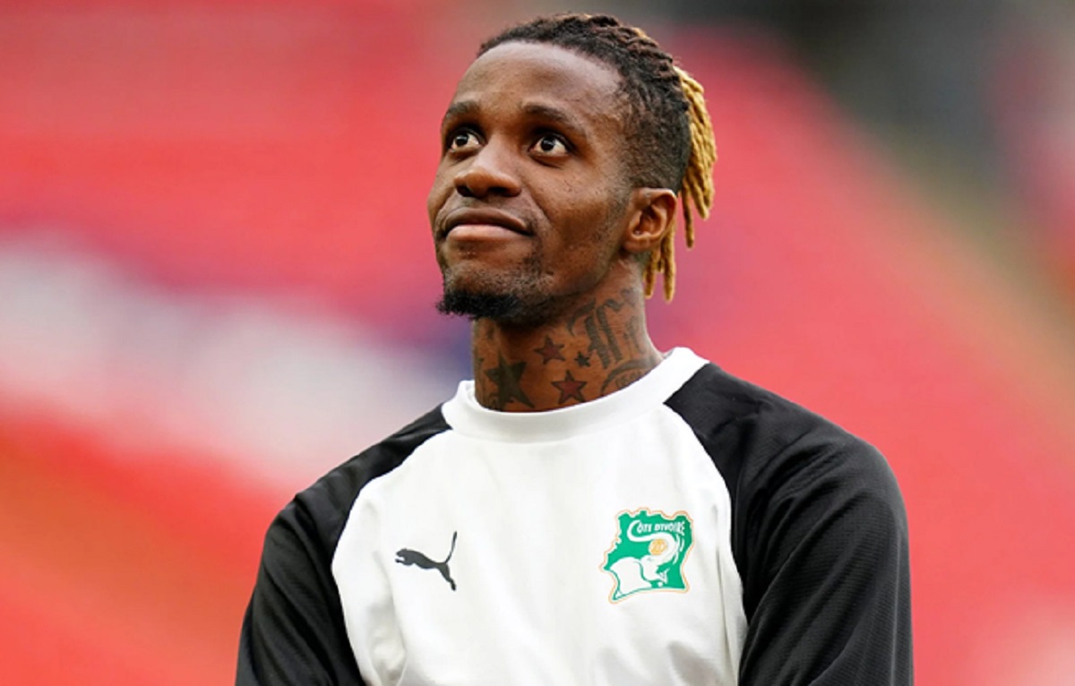 Deuxième Image de Sport. L'histoire de Dazet Wilfried Armel Zaha, né le 10 novembre 1992 à Abidjan en Côte d'Ivoire, est celle de l'ascension d'un prodige du football à l'échelle internationale. Cette figure emblématique du ballon rond, actuellement en action avec le club de Galatasaray SK, se distingue par son agilité, son jeu technique aiguisé et une capacité athlétique hors-pair. Une carrière légendaire marquée par l’éclectisme Wilfried Zaha#, d'origine ivoirienne, a fait ses premiers pas au football en Angleterre où il a déménagé avec sa famille à l'âge de quatre ans. Ce changement de territoire a également éveillé un changement de nationalité sportive en 2016, bien après avoir honoré deux fois le maillot de l'équipe anglaise. Son talent lui permet de s'adapter aussi bien au poste d'ailier, de second attaquant qu'à celui de milieu offensif. Les statistiques sur le terrain parlent d'elles-mêmes. Record de vitesse, conduite de balle supérieure à la moyenne, Zaha a réussi à se hisser parmi les meilleurs dribbleurs de Championship. Son parcours a connu des hauts et des bas avec des saisons à Manchester United et Cardiff qui n'ont pas comblé les attentes, mais son retour à Crystal Palace a remis en lumière ses performances exceptionnelles en inscrivant des buts décisifs et en livrant de nombreuses passes. La consécration, un chemin pavé d'or et de pierres Zaha a commencé sa carrière professionnelle avec Crystal Palace à l'âge de dix-sept ans contre Cardiff City et, depuis lors, sa performance ne cesse de captiver les amateurs de football du monde entier. Il a prolongé son contrat à Crystal Palace, attirant l'attention de géants footballistiques tels que Manchester United, Arsenal et Liverpool. Son engagement avec Manchester United en 2013 a été une étape cruciale de sa carrière avant de revenir à Crystal Palace, en passant par Cardiff City. L'aventure de Zaha avec Crystal Palace l'a vu devenir une icône du club, en marquant des buts importants pour le maintien du club en Premier League. Cependant, le chemin n'a pas été entièrement sans challenges. En 2021, Zaha a reçu un carton rouge lors d'un match contre Tottenham Hotspur. Malgré cela, il a continué à faire preuve de résilience et à réformer son jeu. Son parcours ne s'est pas arrêté là et en 2023, Zaha a changé de cap pour rejoindre Galatasaray SK en Turquie après avoir quitté Crystal Palace. Zaha a eu l'occasion d'apporter sa contribution tant à l'équipe d'Angleterre qu'à l'équipe de Côte d'Ivoire. Cependant, n'ayant pas vu son avenir se concrétiser avec l'équipe anglaise après deux apparitions seulement en 2012 et 2013, il a choisi de jouer pour la Côte d'Ivoire, son pays natal. Ses performances ont été impressionnantes dans les deux équipes et la Côte d'Ivoire a bénéficié de ses compétences lors de la Coupe d'Afrique des Nations 2017. Un palmarès impressionnant Avec une carrière aussi fructueuse, Zaha a remporté le titre du Community Shield avec Manchester United en 2013, a été finaliste de la Coupe d'Angleterre en 2016 avec Crystal Palace et a été nommé joueur du mois de Premier League en avril 2018. Son nom est constamment associé aux performances de haut niveau et à l'excellence sur le terrain. Ce parcours impressionnant de Zaha soulève une question qui vaut la peine d'être posée. Avec une carrière aussi riche et diversifiée, comment Zaha entend-il s'assurer que son héritage durera au-delà de sa carrière active? Que prépare l'avenir pour ce prodige du football ivoirien? Instagram Officiel : TikTok Officiel : Twitter Officiel :