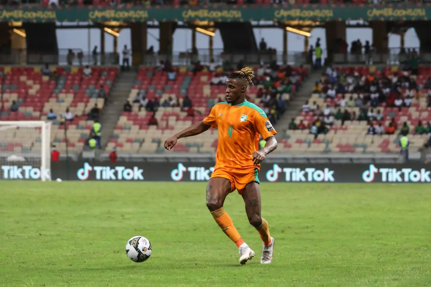 Troisième Image de Sport. L'histoire de Dazet Wilfried Armel Zaha, né le 10 novembre 1992 à Abidjan en Côte d'Ivoire, est celle de l'ascension d'un prodige du football à l'échelle internationale. Cette figure emblématique du ballon rond, actuellement en action avec le club de Galatasaray SK, se distingue par son agilité, son jeu technique aiguisé et une capacité athlétique hors-pair. Une carrière légendaire marquée par l’éclectisme Wilfried Zaha#, d'origine ivoirienne, a fait ses premiers pas au football en Angleterre où il a déménagé avec sa famille à l'âge de quatre ans. Ce changement de territoire a également éveillé un changement de nationalité sportive en 2016, bien après avoir honoré deux fois le maillot de l'équipe anglaise. Son talent lui permet de s'adapter aussi bien au poste d'ailier, de second attaquant qu'à celui de milieu offensif. Les statistiques sur le terrain parlent d'elles-mêmes. Record de vitesse, conduite de balle supérieure à la moyenne, Zaha a réussi à se hisser parmi les meilleurs dribbleurs de Championship. Son parcours a connu des hauts et des bas avec des saisons à Manchester United et Cardiff qui n'ont pas comblé les attentes, mais son retour à Crystal Palace a remis en lumière ses performances exceptionnelles en inscrivant des buts décisifs et en livrant de nombreuses passes. La consécration, un chemin pavé d'or et de pierres Zaha a commencé sa carrière professionnelle avec Crystal Palace à l'âge de dix-sept ans contre Cardiff City et, depuis lors, sa performance ne cesse de captiver les amateurs de football du monde entier. Il a prolongé son contrat à Crystal Palace, attirant l'attention de géants footballistiques tels que Manchester United, Arsenal et Liverpool. Son engagement avec Manchester United en 2013 a été une étape cruciale de sa carrière avant de revenir à Crystal Palace, en passant par Cardiff City. L'aventure de Zaha avec Crystal Palace l'a vu devenir une icône du club, en marquant des buts importants pour le maintien du club en Premier League. Cependant, le chemin n'a pas été entièrement sans challenges. En 2021, Zaha a reçu un carton rouge lors d'un match contre Tottenham Hotspur. Malgré cela, il a continué à faire preuve de résilience et à réformer son jeu. Son parcours ne s'est pas arrêté là et en 2023, Zaha a changé de cap pour rejoindre Galatasaray SK en Turquie après avoir quitté Crystal Palace. Zaha a eu l'occasion d'apporter sa contribution tant à l'équipe d'Angleterre qu'à l'équipe de Côte d'Ivoire. Cependant, n'ayant pas vu son avenir se concrétiser avec l'équipe anglaise après deux apparitions seulement en 2012 et 2013, il a choisi de jouer pour la Côte d'Ivoire, son pays natal. Ses performances ont été impressionnantes dans les deux équipes et la Côte d'Ivoire a bénéficié de ses compétences lors de la Coupe d'Afrique des Nations 2017. Un palmarès impressionnant Avec une carrière aussi fructueuse, Zaha a remporté le titre du Community Shield avec Manchester United en 2013, a été finaliste de la Coupe d'Angleterre en 2016 avec Crystal Palace et a été nommé joueur du mois de Premier League en avril 2018. Son nom est constamment associé aux performances de haut niveau et à l'excellence sur le terrain. Ce parcours impressionnant de Zaha soulève une question qui vaut la peine d'être posée. Avec une carrière aussi riche et diversifiée, comment Zaha entend-il s'assurer que son héritage durera au-delà de sa carrière active? Que prépare l'avenir pour ce prodige du football ivoirien? Instagram Officiel : TikTok Officiel : Twitter Officiel :