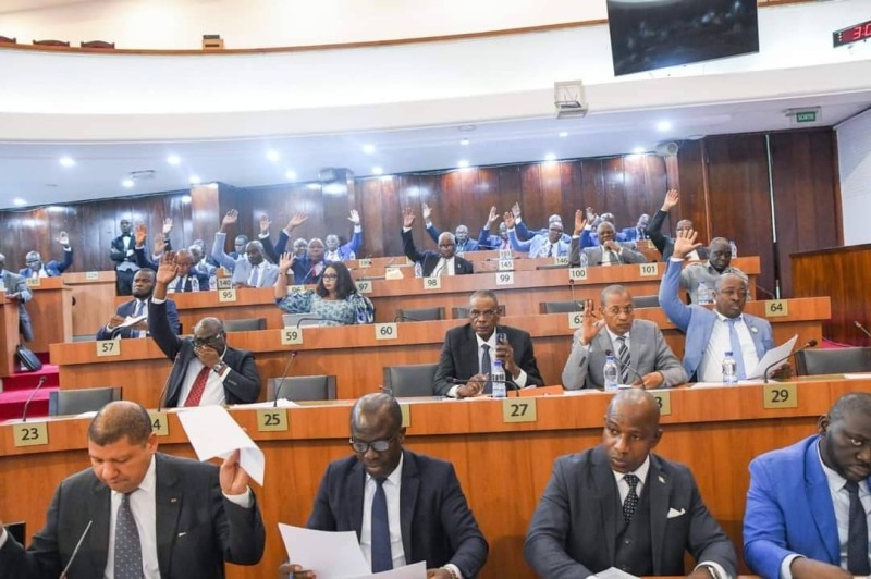 Image de Politique. Le lundi 10 juin 2024, l'Assemblée nationale de Côte d'Ivoire a vécu une journée marquante sous la présidence d'Adama Bictogo. Lors d'une séance plénière, les 175 députés présents ont adopté, à l'unanimité, quatre projets de loi d'une importance capitale pour le pays. Ces textes législatifs touchent des domaines variés tels que la santé, le transport et les affaires sociales, témoignant de l'engagement de l'Assemblée à répondre aux besoins diversifiés de la nation. Cet article se propose de décrypter ces projets de loi, leur portée, et les implications pour la société ivoirienne. Un Vote Historique à l'Assemblée La séance plénière du 10 juin 2024 restera gravée dans les annales de l'Assemblée nationale. En présence de 175 députés, le président Adama Bictogo a dirigé les débats avec une détermination et un sens du devoir inébranlables. Chaque projet de loi a été minutieusement examiné, débattu et finalement adopté à l'unanimité, un signe fort de l'unité et de la cohésion au sein de l'hémicycle. "Ces quatre projets de loi aussi importants les uns que les autres s’inscrivent dans les domaines de la santé, du transport et des affaires sociales", a déclaré Bictogo, soulignant ainsi leur portée essentielle pour le bien-être collectif. Le premier projet de loi adopté concerne le code de déontologie et l'exercice de la profession infirmière. Ce texte vise à moderniser les pratiques infirmières en Côte d'Ivoire, en définissant clairement les responsabilités et les limites de cette profession. Il introduit des normes éthiques rigoureuses et renforce la formation continue des infirmières et infirmiers, afin de garantir des soins de qualité à la population. "Il était impératif de redéfinir les contours de cette profession essentielle pour notre système de santé", a commenté un député de la majorité. Ce projet de loi est perçu comme une réponse aux défis croissants du secteur de la santé, notamment en matière de formation et de déontologie. Le second texte législatif porte sur le code de déontologie et l'exercice de la profession de sage-femme et maïeuticien. Cette loi vise à valoriser et à encadrer cette profession cruciale, souvent sous-estimée, mais pourtant centrale dans la chaîne de soins. En renforçant les normes de pratique et en instaurant des mécanismes de contrôle et de sanction, cette loi aspire à améliorer la qualité des soins prodigués aux mères et aux nouveau-nés. "Les sages-femmes jouent un rôle vital dans notre société, et il était temps de reconnaître leur contribution par un cadre légal adéquat", a ajouté Adama Bictogo. Révision de l'Article 10 de la Loi d'Orientation du Transport Intérieur Le troisième projet de loi se concentre sur la ratification de l’ordonnance N°2023-718 du 13 septembre 2023, modifiant l’article 10 de la loi N°2014-812 du 16 décembre 2014 d’orientation du transport intérieur. Cette modification, déjà passée par les ordonnances N°2018-09 du 10 janvier 2018 et N°2019-99 du 30 janvier 2019, vise à adapter la législation aux évolutions du secteur des transports. En introduisant des dispositions plus flexibles et adaptées aux réalités contemporaines, cette loi cherche à améliorer la fluidité et la sécurité des transports en Côte d'Ivoire. "Le secteur des transports est en perpétuelle évolution, et notre législation doit suivre ce rythme pour garantir l'efficacité et la sécurité", a précisé un membre de la commission des transports. Enfin, le quatrième projet de loi porte sur la ratification de l’ordonnance N°2023-719 du 13 septembre 2023, visant la réforme des impôts sur les traitements, salaires, pensions et rentes viagères à la charge des salariés. Cette réforme fiscale a pour objectif de rendre le système d'imposition plus équitable et plus transparent. Elle introduit des ajustements significatifs dans le calcul des impôts, visant à alléger la charge fiscale des salariés tout en augmentant l'efficacité de la collecte des impôts. "Il s'agit d'une réforme attendue qui vise à équilibrer les charges fiscales et à encourager une meilleure contribution de chacun à l'économie nationale", a expliqué un économiste consulté par l'Assemblée. L'adoption de ces quatre projets de loi marque une étape décisive dans la législation ivoirienne. Chaque texte répond à des besoins spécifiques et urgents, qu'il s'agisse d'améliorer les conditions de travail des professionnels de santé, de moderniser les infrastructures de transport ou de réformer le système fiscal. Ces réformes montrent la volonté du gouvernement et de l'Assemblée nationale de s'attaquer aux défis contemporains avec des solutions pragmatiques et ambitieuses. L'unanimité avec laquelle ces projets de loi ont été adoptés reflète une volonté collective de progresser et de répondre aux attentes des citoyens. Cette cohésion est un signe positif pour la stabilité politique et sociale du pays. "L'unanimité observée aujourd'hui est le reflet de notre détermination commune à bâtir un avenir meilleur pour tous les Ivoiriens", a souligné Adama Bictogo. Cette unité est essentielle pour la mise en œuvre efficace des réformes adoptées. Répercussions sur le Secteur de la Santé Les deux premiers projets de loi touchant aux professions infirmières et de sage-femme auront des répercussions profondes sur le secteur de la santé. En renforçant les normes de déontologie et en valorisant ces professions, ces lois visent à améliorer la qualité des soins prodigués. Elles apportent une reconnaissance méritée aux professionnels de santé qui jouent un rôle indispensable dans le bien-être des citoyens. "Ces réformes sont cruciales pour garantir un système de santé performant et humain", a déclaré une représentante de l'Ordre des infirmiers. La révision de la loi d'orientation du transport intérieur est une réponse aux défis logistiques et de sécurité du secteur des transports. En adaptant la législation aux nouvelles réalités, cette loi vise à améliorer l'efficacité des infrastructures de transport, cruciales pour le développement économique du pays. "Cette modification législative est une avancée significative vers un système de transport plus moderne et sûr", a affirmé un expert en infrastructures. La réforme des impôts sur les traitements et salaires répond à une demande croissante de justice fiscale. En allégeant la charge fiscale des salariés et en rendant le système plus transparent, cette loi vise à stimuler l'économie en augmentant le pouvoir d'achat des citoyens. "Cette réforme est un pas important vers un système fiscal plus juste et plus efficace", a commenté un fiscaliste indépendant. L'adoption de ces projets de loi n'est qu'une première étape. Leur mise en œuvre effective et l'évaluation de leurs impacts seront des défis cruciaux pour les mois à venir. "Il est essentiel de suivre de près la mise en application de ces lois pour s'assurer qu'elles produisent les effets escomptés", a précisé un analyste politique. Le suivi et l'évaluation permettront d'ajuster les mesures si nécessaire et de garantir leur succès à long terme. Alors que ces quatre projets de loi ouvrent de nouvelles perspectives pour la Côte d'Ivoire, une question demeure : comment ces réformes transformeront-elles concrètement le quotidien des Ivoiriens et quel sera leur impact sur le développement du pays dans les années à venir ?