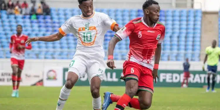 Image de Sport. Dans le cadre palpitant des éliminatoires de la Coupe du Monde de la FIFA 2026, les Éléphants de Côte d'Ivoire ont vu leur série de victoires interrompue par un match nul face aux Harambee Stars du Kenya. Ce duel, disputé au Bingu National Stadium de Lilongwe, Malawi, s'est soldé par un partage de points qui laisse les Ivoiriens en tête de leur groupe mais avec un sentiment de rendez-vous manqué. Contexte du Match Après un début fulgurant dans ces qualifications, avec trois victoires consécutives, la Côte d'Ivoire abordait ce match avec confiance et détermination. Les champions d'Afrique en titre, sous la houlette de leur entraîneur Emerse Faé, étaient attendus pour dominer et sécuriser leur position en tête du groupe F. Cependant, les plans ne se sont pas déroulés comme prévu face à une équipe kenyane résiliente. Le match a été marqué par un affrontement tactique intense, chaque équipe cherchant à imposer son style. Franck Kessié, le milieu de terrain dynamique des Éléphants, a tenté à plusieurs reprises de percer la défense kenyane, sans succès. Les Harambee Stars, bien organisés en défense, ont contré le rythme habituellement rapide des Ivoiriens, les forçant à jouer sur un tempo qui ne leur est pas favorable. À l'issue du match, Emerse Faé a exprimé un mélange de déception et d'optimisme. "Bien sûr, nous aurions préféré remporter les trois points aujourd'hui, mais le football est imprévisible. Nous avons montré du caractère et nous restons en tête de notre groupe", a-t-il déclaré, soulignant la résilience de son équipe face à des circonstances adverses. Implications pour le Classement Malgré ce nul, les Éléphants conservent la tête du groupe F avec 10 points. Cette position leur donne un avantage significatif sur le Gabon, leur concurrent le plus proche, qui même avec une victoire lors de sa prochaine rencontre, ne pourrait surpasser les Ivoiriens. Yacine Idriss Diallo, président de la Fédération Ivoirienne de Football (FIF), reste confiant : "Notre objectif reste clair, nous visons la qualification pour la Coupe du Monde. Ce match nul ne change pas notre trajectoire, seulement notre approche pour les prochains matchs." Pour les Éléphants, le chemin vers la Coupe du Monde 2026 est toujours ouvert, mais chaque match à venir sera crucial. La nécessité de rebondir après ce semi-échec mettra l'équipe sous pression, mais aussi sous les projecteurs, révélant leur capacité à s'adapter et à surmonter les obstacles. Le match contre le Kenya peut être vu comme un avertissement pour la Côte d'Ivoire, un rappel que même les équipes les plus fortes peuvent être défiées. Cependant, cet épisode pourrait également renforcer le moral de l'équipe, en prouvant que même dans les moments difficiles, ils sont capables de sécuriser des points essentiels. Le parcours des Éléphants dans ces qualifications montre qu'ils sont une force avec laquelle il faut compter, malgré les récentes embûches. Leur capacité à rester en tête de leur groupe malgré les défis démontre une maturité et une résilience qui seront cruciales dans leur quête de la Coupe du Monde. Alors que la Côte d'Ivoire continue de naviguer à travers les éliminatoires, la grande question reste : comment l'équipe ajustera-t-elle sa stratégie pour surmonter les défis à venir et assurer sa place à la Coupe du Monde 2026 ?