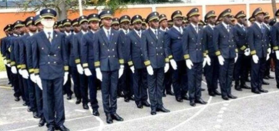 Image de Faits Divers. L'École Nationale d'Administration (ENA) de Côte d'Ivoire, un bastion de formation des élites administratives du pays, se trouve au cœur d'un scandale retentissant. Tiédé Robinson Pouanhoulou, un étudiant de la 60e promotion, a été officiellement exclu pour des actes d'escroquerie et de tentative de fraude aux concours de la Fonction publique. Cette décision, prise par le Conseil de discipline et annoncée par Narcisse Sepy Yesso, le directeur général, le 11 juin 2024, souligne la sévérité avec laquelle l'institution entend préserver son intégrité. Les faits à l'origine du scandale Le mardi 11 juin 2024 restera marqué comme une journée sombre dans l'histoire de l'ENA ivoirienne, lorsque Narcisse Sepy Yesso a révélé l'exclusion de Tiédé Robinson Pouanhoulou. Accusé de fraudes graves lors des concours de la Fonction publique, cet étudiant aurait utilisé des méthodes illicites pour obtenir des avantages indus. "C'est un coup dur pour l'école, mais nous devons agir pour maintenir notre crédibilité", confie un membre du conseil de discipline sous couvert d'anonymat. La décision d'exclure Pouanhoulou est le résultat d'une enquête minutieuse menée par le Conseil de discipline, qui s'est réuni le 3 juin 2024. Après examen des preuves et audition du mis en cause, le Conseil a tranché en faveur de l'exclusion définitive, soulignant ainsi la rigueur de la politique disciplinaire de l'ENA. "Nous avons agi conformément aux règles de l'école et dans le respect total des procédures établies", déclare Narcisse Sepy Yesso lors d'une conférence de presse. L'exclusion de Pouanhoulou pose de sérieuses questions sur les mesures de sécurité et les processus de vérification en place lors des concours d'entrée. Ce scandale met en lumière la nécessité pour l'ENA de renforcer ses protocoles pour éviter de futures infractions. "Cet incident doit nous servir de leçon pour améliorer continuellement nos systèmes", affirme un professeur de l'ENA. Impact sur les futurs concours Dans le sillage de ce scandale, l'ENA a annoncé des mesures renforcées pour le concours d'entrée de 2024. Avec 40 000 candidats attendus pour environ 500 postes, l'administration de l'école est sous pression pour garantir un processus équitable et transparent. "Nous avons revu nos protocoles de surveillance et d'examen pour garantir l'intégrité de notre processus de sélection", explique le directeur des admissions. La question de la réforme de l'ENA est plus pertinente que jamais. Les responsables envisagent de nouvelles stratégies pour rétablir la confiance du public et assurer que l'école reste un modèle de formation administrative. Des discussions sont en cours pour introduire des technologies plus avancées dans la surveillance des examens et dans la gestion des concours, afin de prévenir toute tentative de fraude future. Le scandale qui a éclaté à l'ENA de Côte d'Ivoire met en évidence les défis constants auxquels les institutions éducatives sont confrontées dans la gestion de la corruption et de la fraude. Alors que l'école travaille à restaurer son image et à renforcer ses procédures, la communauté éducative et les futurs candidats observent attentivement les développements. Ce scandale servira-t-il de catalyseur pour des changements significatifs et durables au sein de l'ENA? Comment l'ENA peut-elle renforcer ses mécanismes de contrôle pour prévenir de nouvelles occurrences de fraude et restaurer la confiance dans ses processus de sélection?