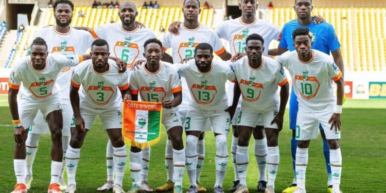 Image de Sport. La couleur du maillot porté par les Éléphants de Côte d'Ivoire lors de leur confrontation récente contre le Kenya a suscité une vive polémique parmi les fans et observateurs du football. Cette controverse est survenue après le match nul des Éléphants à la 4e journée des éliminatoires de la Coupe du monde 2026, un résultat qui a marqué leur premier partage de points après trois victoires consécutives. Idriss Yacine Diallo, le président de la Fédération Ivoirienne de Football (FIF), a pris la parole pour clarifier les circonstances entourant le choix du maillot blanc, en réponse à la déception exprimée par de nombreux supporters. Le Match et la Polémique Le match entre les Éléphants de Côte d'Ivoire et les Harambee Stars du Kenya, tenu au Bingu National Stadium de Lilongwe, Malawi, s'est soldé par un match nul. Cette performance a interrompu une série de victoires pour les Éléphants, ce qui a immédiatement alimenté des discussions parmi les fans. Beaucoup ont spéculé sur l'impact potentiel de la couleur du maillot sur le moral et la performance de l'équipe, le blanc étant perçu comme un mauvais présage par certains supporters superstitieux. Face à l'ampleur de la polémique, Idriss Yacine Diallo a clarifié la situation lors d'une conférence de presse. "Je souhaite clarifier que lorsque nous jouons à l’extérieur, le choix du maillot dépend de l’équipe hôte, qui choisit en premier. Le Kenya ayant opté pour le rouge, nous avons donc dû choisir le blanc, faute de pouvoir porter notre couleur orange habituelle," a-t-il expliqué. Cette déclaration visait à apaiser les fans en leur montrant que le choix était dicté par des règles sportives internationales plutôt que par une décision arbitraire ou une négligence de la part de la FIF. La question du choix des couleurs dans les tenues sportives dépasse souvent l'esthétique pour toucher à la psychologie. Des études ont montré que certaines couleurs peuvent influencer l'état d'esprit des joueurs ainsi que la perception des adversaires et des supporters. Dans le cas des Éléphants, le blanc est souvent perçu comme moins intimidant que l'orange vif traditionnel, ce qui pourrait, selon certains supporters, affecter la dynamique de l'équipe. Réactions des Supporters et Impact sur le Moral de l'Équipe La réaction des fans à la couleur du maillot reflète une dimension culturelle profonde et une passion pour le football qui caractérisent les supporters ivoiriens. Bien que principalement fondée sur des croyances et des superstitions, la déception exprimée par les fans pourrait avoir un impact réel sur le moral de l'équipe. "Les joueurs ressentent et comprennent l'humeur de leurs supporters, ce qui peut influencer leur performance sur le terrain," a noté un analyste sportif lors d'une discussion sur le sujet. Suite à cette controverse, la FIF pourrait envisager de réviser ses stratégies de communication et d'engagement auprès des fans pour éviter de telles confusions à l'avenir. L'incident souligne l'importance d'une transparence accrue et d'une interaction continue avec la base de supporters pour renforcer le soutien et la compréhension mutuelle entre les fans et la fédération. La clarification apportée par Idriss Yacine Diallo concernant la polémique du maillot blanc vise à remettre les esprits en place et à recentrer l'attention sur les prochains défis des Éléphants dans les éliminatoires de la Coupe du monde 2026. Alors que l'équipe nationale continue de se préparer, la leçon tirée de cette expérience pourrait renforcer la cohésion entre la FIF, les joueurs, et leurs