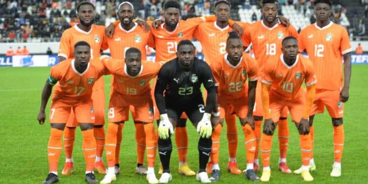 Image de Sport. Les Éléphants de Côte d'Ivoire continuent de marquer leur territoire sur la scène footballistique internationale, avec une progression notable dans le dernier classement FIFA prévu pour être publié le 20 juin. Gagnant une place tant au niveau mondial qu’africain, l'équipe nationale se positionne désormais au 37ème rang mondial et 4ème sur le continent, affirmant ainsi sa stature croissante dans le football mondial. Détails du Nouveau Classement FIFA Dans la dernière mise à jour du classement FIFA, les Éléphants ont fait un bond significatif, passant de la 38ème à la 37ème position mondiale. Sur le plan africain, ils montent d'une place pour s'établir à la quatrième position, juste derrière des puissances footballistiques telles que le Maroc et le Sénégal, qui occupent respectivement les première et deuxième places du classement continental. Cette montée témoigne des efforts constants et des performances améliorées de l'équipe sous la direction de l'entraîneur Emerse Faé. L'amélioration de la position des Éléphants peut être attribuée à plusieurs facteurs clés. D'abord, les stratégies d'entraînement innovantes et l'approche tactique de l'entraîneur Emerse Faé ont joué un rôle crucial. De plus, la cohésion et la chimie croissantes entre les joueurs lors des matchs internationaux ont nettement amélioré leur performance sur le terrain. Enfin, les victoires récentes dans les matchs de qualification pour divers tournois internationaux ont ajouté des points précieux à leur classement. Cette ascension dans le classement FIFA n'est pas seulement une victoire pour l'équipe nationale, mais aussi pour tout le football ivoirien. Elle inspire les jeunes talents locaux et renforce la confiance dans les programmes de développement du football au niveau national. De plus, cela pourrait potentiellement attirer plus d'investissements dans les infrastructures sportives et les académies de football, renforçant ainsi la base du sport dans le pays. Comparaison avec les Leaders Africains En se rapprochant des leaders du classement africain, les Éléphants de Côte d'Ivoire se positionnent comme sérieux concurrents pour les prochaines compétitions continentales. Le Maroc et le Sénégal, qui maintiennent les deux premières places, représentent des modèles de réussite que la Côte d’Ivoire aspire à suivre. L'analyse des stratégies qui ont mené ces équipes au sommet pourrait fournir des insights précieux pour la future stratégie des Éléphants. Alors que les Éléphants continuent de grimper dans le classement FIFA, les défis ne manquent pas. Ils doivent maintenir leur dynamique de progression tout en gérant les attentes croissantes de leurs supporters. Le coaching, la gestion des talents et la préparation mentale seront cruciaux pour transformer ces classements en succès tangibles lors des compétitions internationales à venir. La progression constante des Éléphants de Côte d'Ivoire dans le classement FIFA est un signe encourageant de la vitalité et de la résilience du football dans le pays. En se plaçant fermement parmi les meilleures équipes d'Afrique et en améliorant leur stature mondiale, ils ne font pas seulement la fierté de leurs supporters; ils inspirent également une nouvelle génération de footballeurs. Alors que l'équipe se prépare pour les défis futurs, l'ensemble du pays attend avec impatience de voir jusqu'où les Éléphants peuvent aller. Quelles stratégies l'équipe nationale doit-elle adopter pour non seulement maintenir sa position actuelle mais aussi atteindre le sommet du football africain et mondial dans les années à venir?