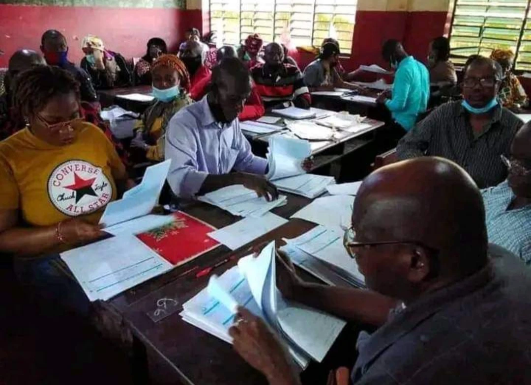 Image de Études/Devoirs. Avec l'approche de la publication des résultats du Brevet d’Études du Premier Cycle (BEPC) 2024, plus de 647 000 élèves en Côte d'Ivoire retiennent leur souffle. Les résultats seront accessibles en ligne dès le 18 juin, marquant un moment clé pour de nombreux jeunes ivoiriens. Voici un guide pratique pour vérifier vos résultats en toute simplicité, étape par étape. Comment accéder aux résultats du BEPC 2024? La première étape consiste à se rendre sur le site officiel de la Direction des Examens et Concours (DECO). Pour accéder directement à la section des résultats du BEPC, utilisez l'URL suivante : www.men-deco.org/ci/examens-scolaires/bepc. Cette page est spécialement conçue pour faciliter l'accès et la consultation des résultats. Sur la page de la DECO, vous trouverez un onglet dédié à la consultation des résultats du BEPC 2024. Cliquez sur cet onglet pour progresser dans votre recherche. Le système vous demandera de renseigner votre numéro de matricule. Assurez-vous de l'entrer correctement dans le champ prévu à cet effet pour éviter toute erreur dans la récupération de vos résultats. Après avoir entré votre numéro de matricule, cliquez sur le bouton de validation. Vos résultats s'afficheront alors à l'écran, vous permettant de découvrir instantanément si vous avez réussi ou non. Analyse des résultats précédents et perspectives L'année dernière, 561 188 candidats se sont présentés au BEPC, répartis dans 925 centres à travers les 41 directions régionales du pays. Le taux de réussite national a atteint 31,47 %, marquant une progression notable par rapport aux années précédentes. Le détail des résultats par genre révèle des disparités : 29,95 % de réussite chez les filles contre 32,99 % chez les garçons. Ces chiffres mettent en lumière les défis continus mais aussi les progrès réalisables en matière d'équité dans l'éducation. Les résultats du BEPC ne sont pas seulement des chiffres; ils reflètent les opportunités futures de milliers de jeunes. Ils influencent les décisions concernant les orientations scolaires et professionnelles et ont un impact profond sur la trajectoire éducative et professionnelle des élèves. L'évolution des taux de réussite d'une année sur l'autre permet également d'évaluer l'efficacité des politiques éducatives mises en place et d'ajuster les stratégies pour améliorer constamment le niveau d'enseignement. L'accès aux résultats du BEPC 2024 en Côte d'Ivoire est crucial pour des milliers de familles et d'élèves, représentant une étape déterminante dans le parcours scolaire. En suivant les étapes décrites, chaque candidat peut consulter ses résultats rapidement et efficacement. Avec la digitalisation des processus, l'éducation en Côte d'Ivoire continue de progresser vers plus d'accessibilité et de transparence. Comment les autorités éducatives pourraient-elles améliorer davantage l'accessibilité et la transparence des résultats d'examen dans les années à venir?