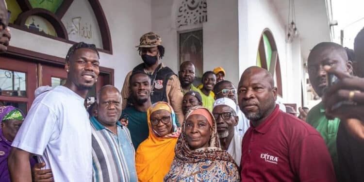 Image de Célébrités. Paul Pogba, le célèbre milieu de terrain français, profite de son séjour en Côte d'Ivoire pour marquer positivement la communauté locale. Entre les défis personnels et professionnels, Pogba trouve refuge dans l'acte de donner, illustrant un engagement profond envers les actions sociales. Sa visite à Abidjan n'est pas seulement un moment de détente mais aussi une opportunité d'impacter significativement deux communautés religieuses de la commune de Koumassi. Entre Repos et Engagement Social Pogba, actuellement éloigné des terrains pour des raisons judiciaires et une suspension pour dopage, utilise ce temps à l'écart pour se reconnecter avec ses racines africaines et offrir son soutien là où il le peut. Son absence de la sélection française pour les matches en Allemagne souligne cette période de transition dans sa carrière et sa vie personnelle. Après un passage au Sénégal où il a supervisé des projets de construction d'une grande mosquée à Tivaouane, Pogba arrive en Côte d’Ivoire, où il plonge dans l'ambiance festive d'Abidjan. Toutefois, ce séjour est aussi marqué par un engagement plus profond envers les communautés locales. Accompagné d'Eric Bailly, défenseur ivoirien de Villarreal, Paul Pogba visite la grande mosquée et l'Église catholique de Koumassi. Cette initiative est largement relayée et célébrée sur les réseaux sociaux, démontrant leur volonté de contribuer positivement au-delà de leurs carrières sportives. Les dons effectués par Pogba et Bailly comprennent des aides en nature qui sont cruciales pour ces institutions, jouant un rôle central dans le soutien des populations locales. Ces gestes de solidarité soulignent l'importance de la responsabilité sociale des athlètes de haut niveau. Impact et Perception Publique Paul Pogba n'est pas seulement un joueur de football ; il est également une figure publique influente. Ses actions en Côte d’Ivoire illustrent comment les sportifs peuvent utiliser leur notoriété pour effectuer des changements positifs dans la société. Son engagement montre une facette souvent moins visible de la vie des athlètes, celle de leur contribution à la société en dehors des stades. La réception positive de ses efforts par la population locale et la couverture médiatique encouragent un dialogue sur l'impact des célébrités dans les œuvres caritatives. Cela peut inspirer d'autres figures publiques à suivre son exemple, renforçant ainsi le lien entre succès personnel et engagement communautaire. Le séjour de Paul Pogba à Abidjan transcende le simple divertissement pour devenir un symbole de générosité et d'implication sociale. En ces moments où sa carrière est en pause, il démontre qu'il est possible de rediriger l'attention vers des causes bénéfiques, enrichissant ainsi les vies au-delà des terrains de football. Comment les figures sportives comme Paul Pogba peuvent-elles continuer à influencer positivement les communautés locales après que les projecteurs se soient éteints sur leur carrière professionnelle?