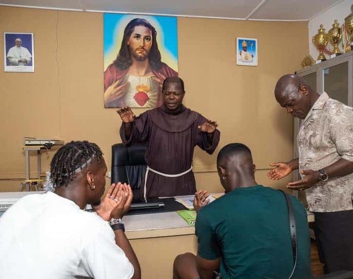 Troisième Image de Célébrités. Paul Pogba, le célèbre milieu de terrain français, profite de son séjour en Côte d'Ivoire pour marquer positivement la communauté locale. Entre les défis personnels et professionnels, Pogba trouve refuge dans l'acte de donner, illustrant un engagement profond envers les actions sociales. Sa visite à Abidjan n'est pas seulement un moment de détente mais aussi une opportunité d'impacter significativement deux communautés religieuses de la commune de Koumassi. Entre Repos et Engagement Social Pogba, actuellement éloigné des terrains pour des raisons judiciaires et une suspension pour dopage, utilise ce temps à l'écart pour se reconnecter avec ses racines africaines et offrir son soutien là où il le peut. Son absence de la sélection française pour les matches en Allemagne souligne cette période de transition dans sa carrière et sa vie personnelle. Après un passage au Sénégal où il a supervisé des projets de construction d'une grande mosquée à Tivaouane, Pogba arrive en Côte d’Ivoire, où il plonge dans l'ambiance festive d'Abidjan. Toutefois, ce séjour est aussi marqué par un engagement plus profond envers les communautés locales. Accompagné d'Eric Bailly, défenseur ivoirien de Villarreal, Paul Pogba visite la grande mosquée et l'Église catholique de Koumassi. Cette initiative est largement relayée et célébrée sur les réseaux sociaux, démontrant leur volonté de contribuer positivement au-delà de leurs carrières sportives. Les dons effectués par Pogba et Bailly comprennent des aides en nature qui sont cruciales pour ces institutions, jouant un rôle central dans le soutien des populations locales. Ces gestes de solidarité soulignent l'importance de la responsabilité sociale des athlètes de haut niveau. Impact et Perception Publique Paul Pogba n'est pas seulement un joueur de football ; il est également une figure publique influente. Ses actions en Côte d’Ivoire illustrent comment les sportifs peuvent utiliser leur notoriété pour effectuer des changements positifs dans la société. Son engagement montre une facette souvent moins visible de la vie des athlètes, celle de leur contribution à la société en dehors des stades. La réception positive de ses efforts par la population locale et la couverture médiatique encouragent un dialogue sur l'impact des célébrités dans les œuvres caritatives. Cela peut inspirer d'autres figures publiques à suivre son exemple, renforçant ainsi le lien entre succès personnel et engagement communautaire. Le séjour de Paul Pogba à Abidjan transcende le simple divertissement pour devenir un symbole de générosité et d'implication sociale. En ces moments où sa carrière est en pause, il démontre qu'il est possible de rediriger l'attention vers des causes bénéfiques, enrichissant ainsi les vies au-delà des terrains de football. Comment les figures sportives comme Paul Pogba peuvent-elles continuer à influencer positivement les communautés locales après que les projecteurs se soient éteints sur leur carrière professionnelle?