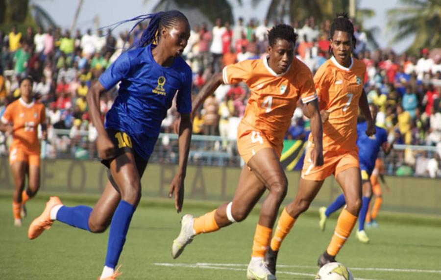 Image de Sport. Ce vendredi 14 juin, la FIFA a révélé les derniers chiffres du classement mondial du football féminin, plaçant l’équipe nationale féminine de Côte d’Ivoire à la 71e place mondiale et au 7e rang en Afrique. Cette mise à jour reflète une période de stagnation pour les Ivoiriennes, qui n'ont pas réussi à avancer dans le classement entre mars et juin 2024. Un statu quo dans le classement FIFA Malgré les efforts déployés, l'équipe féminine de Côte d’Ivoire n’a pas réussi à améliorer sa position dans le classement FIFA récemment publié. Avec 1 355,5 points, elles demeurent à la 71e place globale, position qu'elles occupent depuis la précédente édition du classement. En Afrique, elles maintiennent leur rang à la 7e position, derrière des équipes telles que le Cameroun et devant la Tunisie. La stagnation dans le classement peut être attribuée en partie à la faible participation de la Côte d’Ivoire à des compétitions internationales majeures ces derniers mois. Le retrait des qualifications pour les Jeux Olympiques de Paris 2024 a également limité les opportunités pour l’équipe nationale féminine de démontrer son potentiel sur la scène internationale. Perspectives pour l'avenir La prochaine édition du classement mondial féminin, prévue pour le 16 août 2024, offrira une nouvelle occasion de voir comment les performances récentes des équipes nationales, y compris celle de la Côte d’Ivoire, influencent leur positionnement. Alors que les préparatifs pour les prochaines compétitions internationales se poursuivent, des questions persistent quant aux stratégies que les équipes doivent adopter pour améliorer leur classement et renforcer leur compétitivité sur la scène mondiale. Quelles mesures la Côte d'Ivoire pourrait-elle prendre pour renforcer sa position dans le classement FIFA féminin et augmenter sa visibilité sur la scène internationale ?