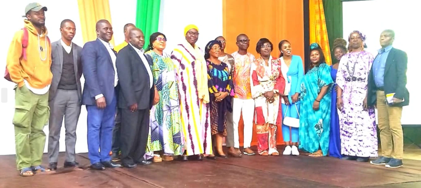 Image de Culture. Ce vendredi 14 juin 2024 marque un tournant culturel majeur à Abobo, commune d'Abidjan, avec l'inauguration de la première édition du Festival « L’Art au Féminin ». Organisé par le Centre d’Action Culturelle d’Abobo (CACAB), cet événement se veut une tribune dédiée à la mise en avant des talents féminins dans les arts et la culture en Côte d’Ivoire. Une initiative pour promouvoir l'excellence féminine Sous le patronage de Mme Françoise Remarck, Ministre de la Culture et de la Francophonie, le Festival « L’Art au Féminin » vise à célébrer et à promouvoir l'excellence des femmes dans l'industrie culturelle. L'événement s'inscrit dans une volonté affirmée de valoriser les contributions des femmes dans un secteur souvent dominé par les hommes. L'objectif principal de ce festival est de créer une plateforme dynamique où les femmes peuvent non seulement présenter leurs œuvres, mais aussi partager leurs expériences et inspirer les générations futures. Mme Hortense Zagbayou Bekouan, directrice du CACAB, souligne l'importance de briser les stéréotypes et de permettre aux femmes de s'épanouir pleinement dans les arts et la culture. Sous le thème « Femmes Créatives, Forces et Expressions dans les Industries Culturelles et Créatives », le festival prévoit une série d'activités enrichissantes. Au programme, une série de formations intensives sur une période de huit jours, du 14 au 21 juin 2024, incluant des disciplines telles que les arts dramatiques, la danse, la littérature, le cinéma et l’audiovisuel. Quatre jours seront spécifiquement dédiés à la formation de 400 femmes sélectionnées par un jury professionnel. Témoignages et défis rencontrés L'événement a également été marqué par des témoignages poignants de figures influentes du monde culturel ivoirien. Amélie Wabehi, actrice reconnue, a partagé ses défis personnels dans une industrie souvent hostile aux femmes : « Mon parcours dans le cinéma a été semé d'embûches, notamment avec le soutien initial de ma famille. Il est crucial de soutenir les aspirations des femmes dans les arts malgré ces défis ». Au-delà de cet événement inaugural, le Festival « L’Art au Féminin » aspire à devenir un rendez-vous annuel incontournable pour la promotion de la diversité culturelle en Côte d’Ivoire. Il soulève également des questions sur la façon dont la société peut mieux soutenir et encourager les femmes dans les carrières artistiques. En conclusion, le lancement du Festival « L’Art au Féminin » est non seulement un événement culturel, mais aussi un pas significatif vers l'égalité des genres et la reconnaissance des talents féminins. Il illustre l'engagement continu de la Côte d’Ivoire à valoriser et à soutenir la créativité des femmes dans tous les domaines artistiques, contribuant ainsi au dynamisme culturel du pays. Quelles initiatives supplémentaires pourraient être mises en place pour renforcer la présence et l'influence des femmes dans les arts et la culture en Côte d’Ivoire ?