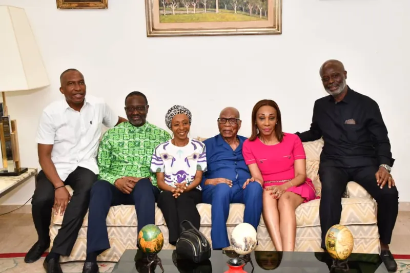 Image de Politique. Le président du Parti Démocratique de Côte d'Ivoire - Rassemblement Démocratique Africain (PDCI-RDA), Tidjane Thiam, a rendu visite au domicile de Camille Alliali, l'une des figures historiques du parti, dans l'après-midi du jeudi 13 juin 2024. Cette visite de reconnaissance envers l'un des piliers du PDCI-RDA vise à renforcer les liens intergénérationnels au sein du parti et à puiser dans la sagesse et l'expérience des aînés pour guider les actions futures de la formation politique. Un hommage à l'histoire du PDCI-RDA Camille Alliali, avocat, diplomate et homme politique, est indissociable de l'histoire contemporaine de la Côte d'Ivoire. Fidèle compagnon de Félix Houphouët-Boigny, il a occupé plusieurs portefeuilles ministériels de 1963 à 1989. Il est également reconnu pour son militantisme actif et son rôle influent au sein du comité exécutif du PDCI-RDA. Tidjane Thiam, accompagné de son directeur de cabinet Alain Cocauthrey, et d'Hervé Alliali, également membre de son cabinet, a expliqué le but de cette visite en exprimant sa gratitude et son admiration pour le travail accompli par le ministre Alliali et ses contemporains. "Nous avons eu l'honneur d'être reçus aujourd'hui par le ministre Camille Alliali, qui est un des piliers de notre parti, le PDCI-RDA, a déclaré Thiam à l’issue de cette rencontre. Comme vous le savez, ce parti a une très longue histoire, une très longue tradition. En tant que président du PDCI-RDA, je me dois d'abord de rendre visite à tous ces anciens pour les remercier, avant tout pour l'œuvre qu'ils ont accomplie pour le parti et pour le peuple ivoirien". Une démarche de reconnaissance et de consolidation Depuis son élection à la tête de la plus vieille formation politique de Côte d'Ivoire le 22 décembre 2023, l’ancien patron de Crédit Suisse a initié une série de visites aux anciens. Pour rappel, dans l'après-midi du samedi 18 mai 2024, il avait déjà rendu visite à Émile Kei Boguinard et N'koumo Mobio Ernest, deux autres figures emblématiques du PDCI. En rendant hommage à Camille Alliali, le président Thiam entend également puiser dans la sagesse et l'expérience des aînés pour guider ses actions futures à la tête du parti. "Ensuite, bien sûr, leur demander conseil, leur demander assistance, leur demander leur bénédiction et leur prière dans la tâche dans laquelle nous sommes engagés", a-t-il ajouté. La visite s'est déroulée dans une atmosphère empreinte de respect et de convivialité. L’ancien Garde des sceaux, ministre de la Justice, malgré son âge avancé, a accueilli la délégation avec une bienveillance et une lucidité remarquables. Quel est le véritable impact de ces visites sur l'avenir du PDCI-RDA et sur la politique ivoirienne ? Les anciens peuvent-ils encore jouer un rôle déterminant dans la formation de la jeunesse politique ivoirienne ?