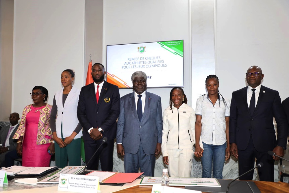 Image de Sport. Abidjan-Plateau, Côte d'Ivoire** - Dans un geste de soutien sans précédent, l'État de Côte d'Ivoire a annoncé aujourd'hui un soutien financier substantiel de 450 millions FCFA à ses athlètes qualifiés pour les Jeux olympiques de Paris 2024. Cette initiative, dévoilée lors d'une cérémonie émouvante de remise de chèques, marque un tournant dans la préparation des sportifs ivoiriens en vue de cette compétition de renommée mondiale. Un Soutien Financier Crucial pour l'Excellence Sportive Le ministre délégué chargé des Sports et du Cadre de vie, Adjé Silas Metch, a souligné l'importance de cet investissement lors de son discours à Abidjan-Plateau. "Ce soutien financier est un témoignage de notre engagement envers nos athlètes qui représentent fièrement la Côte d'Ivoire sur la scène internationale", a-t-il déclaré. Cette somme substantielle permettra aux sportifs ivoiriens de bénéficier des meilleures conditions d'entraînement et de préparation pour affronter la compétition intense aux Jeux de Paris. Elle reflète également l'engagement de l'État à soutenir et à promouvoir l'excellence dans le sport, un domaine crucial pour le développement national et la fierté nationale. Lors de la cérémonie, le Premier Ministre, Robert Beugré Mambé, a remis symboliquement des chèques à deux des athlètes les plus en vue : Cheick Cissé Sallah, champion du monde de Taekwondo, et Marie-Josée Ta Lou Smith, vice-championne du monde sur 100 m et 200 m. Dans un discours inspirant, le Premier Ministre a encouragé les athlètes à se concentrer sur leurs objectifs tout en respectant leurs adversaires. "L'humilité doit guider vos actions. Soyez rigoureux et ayez foi en vous-mêmes ainsi que dans le soutien inébranlable des Ivoiriens", a-t-il ajouté. Reconnaissance et Engagement En réponse à ce soutien sans faille, Cheick Cissé Sallah a exprimé la gratitude de tous les athlètes envers le Président de la République et le Premier Ministre pour leur soutien continu. "Nous sommes déterminés à porter haut les couleurs de notre pays à Paris", a-t-il affirmé avec conviction. La cérémonie s'est conclue par un moment symbolique où le Premier Ministre a remis le drapeau ivoirien à Cheick Cissé Sallah, désigné porte-étendard de la délégation ivoirienne. Ce geste solennel marque le début d'une mission où les athlètes se préparent à représenter leur nation avec fierté et détermination. Alors que les préparatifs pour Paris 2024 se poursuivent, une question demeure : quel impact cet investissement et ce soutien renforcé auront-ils sur l'avenir du sport en Côte d'Ivoire ? L'engagement financier témoigne-t-il d'une nouvelle ère dans la manière dont les nations africaines soutiennent leurs athlètes ? Les résultats des Jeux olympiques révéleront-ils une nouvelle dynamique pour le sport ivoirien ?