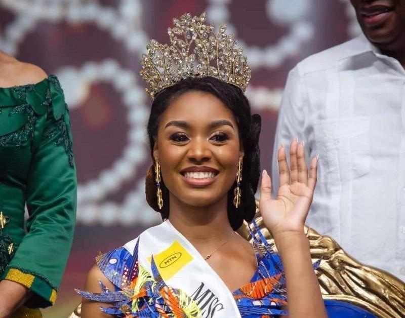 Image de Beauté/Mode. Le Parc des Expositions d'Abidjan sera le théâtre d'un événement glamour et prestigieux le 29 juin 2024 : la finale tant attendue de Miss Côte d'Ivoire 2024. Cette année, vingt-six finalistes, dont vingt-deux représentant différentes régions de la Côte d'Ivoire, ainsi que quatre candidates internationales basées en France et en Grande-Bretagne, concourront pour décrocher la couronne convoitée. Un Concours Revitalisé avec une Vision Régionale Le Comité d'Organisation Miss Côte d'Ivoire (Comici), dirigé par M. Thierry Koffi, a révélé lors d'une conférence de presse récente sa stratégie novatrice pour cette édition. Plutôt que de simplement mettre en avant le numéro des candidates, le concours met un accent particulier sur la promotion des régions ivoiriennes. Chaque finaliste sera désignée comme une ambassadrice régionale, une décision visant à renforcer l'identification culturelle et géographique de chaque participante. Cette initiative reflète une tendance croissante à internationaliser le concours, inspirée par le succès de récents événements sportifs nationaux tels que la Coupe d'Afrique des Nations 2023. Pour Victor Yapobi, président du Comici, Miss Côte d'Ivoire dépasse désormais les frontières nationales pour devenir un événement à portée internationale, un catalyseur de fierté nationale et de célébration culturelle. La Promotion de la Diversité Culturelle Ivoirienne Victor Yapobi a souligné l'importance cruciale du concours dans la promotion de la diversité culturelle de la Côte d'Ivoire. En mettant en avant la beauté ivoirienne, le concours joue un rôle vital dans la valorisation du riche patrimoine culturel du pays. « Nous voulons que Miss Côte d'Ivoire soit non seulement un symbole de beauté, mais aussi un reflet authentique de notre diversité et de nos valeurs », a-t-il affirmé. La présence de Mlle Mylène Djihonny, Miss Côte d'Ivoire 2023, ainsi que ses dauphines, apporte une touche supplémentaire d'élégance et de prestige à cet événement emblématique. Les billets pour la finale sont déjà en vente dans les points de vente habituels, avec des prix variant de 30 000 à 100 000 FCFA, témoignant de l'engouement généralisé pour cet événement annuel tant attendu par les Ivoiriens et les amateurs de beauté à travers le monde. Alors que la finale de Miss Côte d'Ivoire 2024 approche à grands pas, une question demeure : quel sera l'impact de cet événement sur la promotion continue de la culture et de l'identité nationale ? Miss Côte d'Ivoire peut-elle jouer un rôle encore plus significatif dans la mise en valeur des talents et de la diversité culturelle du pays ? Les réponses se dessineront dans les semaines à venir, au moment où les projecteurs se tourneront vers les finalistes et leur représentation de la beauté ivoirienne sur la scène internationale.