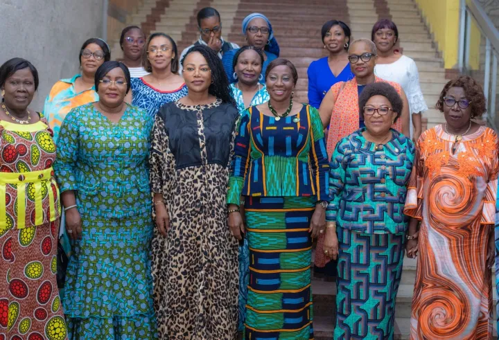 Image de Société. Le Parc des Sports de Treichville à Abidjan sera le théâtre d'un événement majeur le 22 juin 2024 : l'hommage des femmes ivoiriennes au président de la République, Alassane Ouattara. Organisé par un comité dédié, cet événement rassemblera près de 30 000 femmes venues de toutes les régions du pays pour saluer les actions du Chef de l'État en faveur de leur cause et reconnaître son engagement envers leur développement. Un Rassemblement National et Politiquement Engagé La rencontre prévue au Parc des Sports de Treichville est bien plus qu'une simple célébration : c'est un symbole de l'unité des femmes ivoiriennes au-delà des clivages politiques et géographiques. Initié par un comité d'organisation composé de figures féminines influentes, cet événement illustre la capacité des femmes à s'unir pour reconnaître les progrès réalisés sous la gouvernance du président Ouattara. Depuis plusieurs semaines, la préparation de cette cérémonie est minutieusement orchestrée par des personnalités telles que la Ministre Nassénéba Touré, présidente du comité d'organisation. Elle souligne que cet hommage est mérité, qualifiant le président Ouattara d'"artisan du renouveau ivoirien" pour les améliorations substantielles apportées à la condition des femmes à travers tous les secteurs de la société ivoirienne. Mobilisation Générale et Appel à l'Unité La mobilisation pour cet événement est encouragée par la Présidente du Sénat, Mme Kandia Kamissoko Camara, qui voit en cette célébration une opportunité de rendre hommage à un leader exceptionnel. Elle appelle toutes les femmes à participer activement pour exprimer leur gratitude envers le président Ouattara, soulignant son engagement continu envers l'avancement des femmes indépendamment de leurs affiliations politiques ou religieuses. Cette manifestation historique permettra non seulement de mettre en lumière les réussites des politiques présidentielles en matière d'émancipation féminine, mais aussi de renforcer l'engagement collectif envers un avenir où les femmes jouent un rôle central dans le développement national. L'événement pose également des questions sur les défis futurs et les attentes des femmes ivoiriennes en matière de soutien continu et d'égalité des chances. En somme, l'hommage des femmes de Côte d'Ivoire à Alassane Ouattara est une affirmation de l'importance de son leadership dans la promotion de l'égalité des sexes et de l'autonomisation des femmes. À l'approche de cette journée historique, la question demeure : comment les politiques actuelles peuvent-elles être renforcées pour répondre encore mieux aux besoins des femmes ivoiriennes dans les années à venir ?