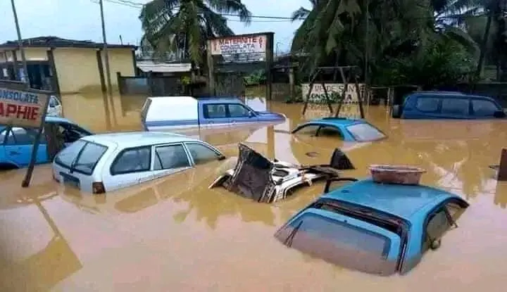 Image de Société. Les pluies diluviennes qui se sont abattues sur Abidjan du 13 au 15 juin 2024 ont provoqué une situation dramatique dans la capitale économique ivoirienne. Le Groupement des Sapeurs-Pompiers Militaires (GSPM) a fourni un bilan alarmant de ses interventions, avec 412 victimes recensées, dont 8 décès. Jeudi noir Les pluies diluviennes ont débuté dans l'après-midi du jeudi 13 juin 2024. En l'espace de 48 heures, Abidjan s'est retrouvée paralysée par des inondations sans précédent. Selon le rapport du GSPM, sur 46 interventions menées, 386 personnes ont été mises en sécurité, 18 ont été évacuées et malheureusement, 8 ont perdu la vie. La soirée du 13 juin a été particulièrement marquée par un incident tragique à Yopougon, où un véhicule de transport en commun, connu localement sous le nom de "Gbaka", a été emporté par les eaux de ruissellement à hauteur de la montée du premier pont. Ce drame illustre la violence des intempéries et les dangers auxquels les habitants d'Abidjan ont été confrontés. Les pompiers ont été mobilisés sans relâche pour secourir les résidents pris au piège par la montée des eaux. Plusieurs autres zones ont été gravement touchées dès les premières heures des pluies. À 16h00, des situations critiques ont été signalées à la Riviera 9 kilos, à l’entrée de Bingerville, Djorogobité 2, Rosier programme 5, Yopougon Toits Rouges, Angré Les Oscars et Angré Petro Ivoire. La circulation perturbée La montée des eaux a rapidement rendu impraticables plusieurs axes routiers majeurs. La circulation sur la voie express Adjamé-Yopougon a été interrompue, provoquant un chaos supplémentaire dans une ville déjà sous tension. Plusieurs véhicules ont été emportés par les inondations dans diverses zones du District d’Abidjan. Le vendredi 14 juin 2024, la situation a empiré avec un éboulement de terre survenu derrière le Stade Félix Houphouët Boigny, perturbant fortement la circulation entre Adjamé et Treichville. Ce même jour, un immeuble s'est effondré à Adjamé, ajoutant à la liste des sinistres. À Mossikro, commune d’Attécoubé, un autre éboulement a causé six victimes, dont une mortelle. Face à ce bilan dramatique, les autorités sont appelées à intensifier les efforts de prévention et de gestion des risques liés aux intempéries. Le GSPM, en première ligne lors de ces catastrophes, a appelé les populations à joindre ses services en cas de besoin. Quels sont les enseignements à tirer de cette catastrophe pour améliorer la gestion des risques naturels à Abidjan ?