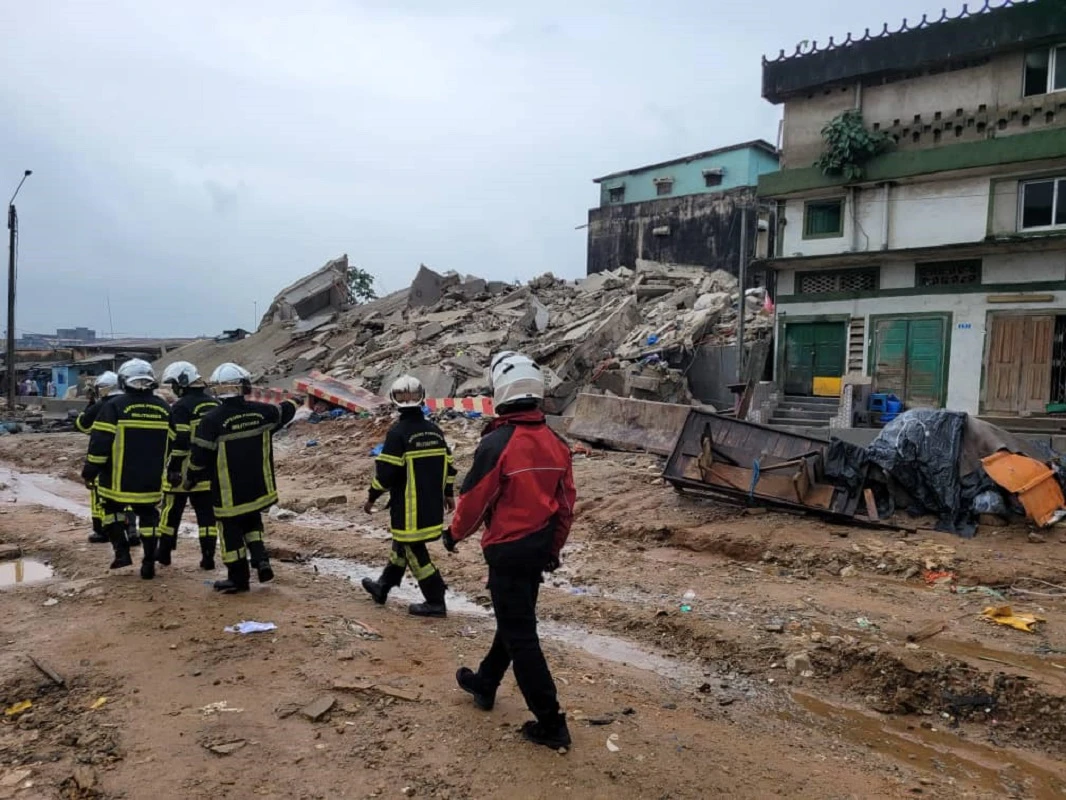 Deuxième Image de Société. Les pluies diluviennes qui se sont abattues sur Abidjan du 13 au 15 juin 2024 ont provoqué une situation dramatique dans la capitale économique ivoirienne. Le Groupement des Sapeurs-Pompiers Militaires (GSPM) a fourni un bilan alarmant de ses interventions, avec 412 victimes recensées, dont 8 décès. Jeudi noir Les pluies diluviennes ont débuté dans l'après-midi du jeudi 13 juin 2024. En l'espace de 48 heures, Abidjan s'est retrouvée paralysée par des inondations sans précédent. Selon le rapport du GSPM, sur 46 interventions menées, 386 personnes ont été mises en sécurité, 18 ont été évacuées et malheureusement, 8 ont perdu la vie. La soirée du 13 juin a été particulièrement marquée par un incident tragique à Yopougon, où un véhicule de transport en commun, connu localement sous le nom de "Gbaka", a été emporté par les eaux de ruissellement à hauteur de la montée du premier pont. Ce drame illustre la violence des intempéries et les dangers auxquels les habitants d'Abidjan ont été confrontés. Les pompiers ont été mobilisés sans relâche pour secourir les résidents pris au piège par la montée des eaux. Plusieurs autres zones ont été gravement touchées dès les premières heures des pluies. À 16h00, des situations critiques ont été signalées à la Riviera 9 kilos, à l’entrée de Bingerville, Djorogobité 2, Rosier programme 5, Yopougon Toits Rouges, Angré Les Oscars et Angré Petro Ivoire. La circulation perturbée La montée des eaux a rapidement rendu impraticables plusieurs axes routiers majeurs. La circulation sur la voie express Adjamé-Yopougon a été interrompue, provoquant un chaos supplémentaire dans une ville déjà sous tension. Plusieurs véhicules ont été emportés par les inondations dans diverses zones du District d’Abidjan. Le vendredi 14 juin 2024, la situation a empiré avec un éboulement de terre survenu derrière le Stade Félix Houphouët Boigny, perturbant fortement la circulation entre Adjamé et Treichville. Ce même jour, un immeuble s'est effondré à Adjamé, ajoutant à la liste des sinistres. À Mossikro, commune d’Attécoubé, un autre éboulement a causé six victimes, dont une mortelle. Face à ce bilan dramatique, les autorités sont appelées à intensifier les efforts de prévention et de gestion des risques liés aux intempéries. Le GSPM, en première ligne lors de ces catastrophes, a appelé les populations à joindre ses services en cas de besoin. Quels sont les enseignements à tirer de cette catastrophe pour améliorer la gestion des risques naturels à Abidjan ?