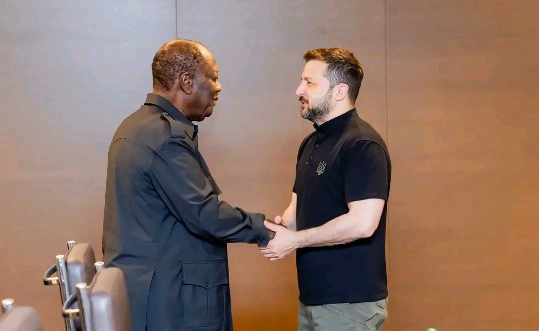 Image de Politique. Le dimanche 16 juin 2024, le Président de la République de Côte d'Ivoire, Alassane Ouattara, a rencontré son homologue ukrainien, Volodymyr Zelensky, lors du premier Sommet sur la paix en Ukraine, à Lucerne, en Suisse. Cet événement majeur, qui s'est déroulé du 15 au 16 juin dans les Alpes de Suisse centrale, a marqué une étape cruciale dans les efforts internationaux pour résoudre le conflit en Ukraine. Renforcement des Liens Bilatéraux Les discussions entre les deux présidents ont essentiellement porté sur le renforcement de la coopération bilatérale entre la Côte d’Ivoire et l'Ukraine. L'Ukraine, cherchant à mobiliser un soutien international en faveur de ses efforts pour la paix, considère la Côte d’Ivoire comme un partenaire clé en Afrique subsaharienne, comme en témoigne l'ouverture récente de son ambassade à Abidjan. Au cœur des échanges entre Ouattara et Zelensky se trouvait l'objectif commun de promouvoir une paix globale, équitable et durable en Ukraine, confrontée à une invasion russe persistante. Alors que la Russie continue d'avancer lentement sur le front, malgré les appels internationaux à mettre fin aux hostilités, le sommet a souligné l'importance d'engager toutes les parties impliquées dans le conflit pour parvenir à une solution pacifique. Absence de la Russie : Une Dynamique Complexifiée Notable par son absence, la Russie n'a pas été invitée à cet événement international de premier plan, symbolisant les tensions et divisions persistantes au sein de la communauté internationale face à la crise ukrainienne. Le communiqué final du sommet a appelé à une implication de toutes les parties concernées pour mettre un terme aux hostilités, tout en soulignant les défis auxquels est confrontée l'armée ukrainienne, sous pression en raison du manque de ressources militaires. Le sommet entre Ouattara et Zelensky représente un pas important vers la résolution d'un des conflits les plus graves en Europe depuis des décennies. L'avenir de l'Ukraine et la stabilité régionale dépendront largement de la capacité des acteurs internationaux à coopérer efficacement et à prendre des mesures décisives pour restaurer la paix dans la région. Alors que les dirigeants mondiaux et les organisations internationales continuent de chercher des solutions pour stabiliser la situation en Ukraine, une question demeure cruciale : quelles stratégies et quelles initiatives peuvent véritablement conduire à une résolution durable du conflit ? Comment la communauté internationale peut-elle renforcer son engagement pour soutenir les efforts de paix et de reconstruction en Ukraine, tout en garantissant une sécurité régionale et globale ?