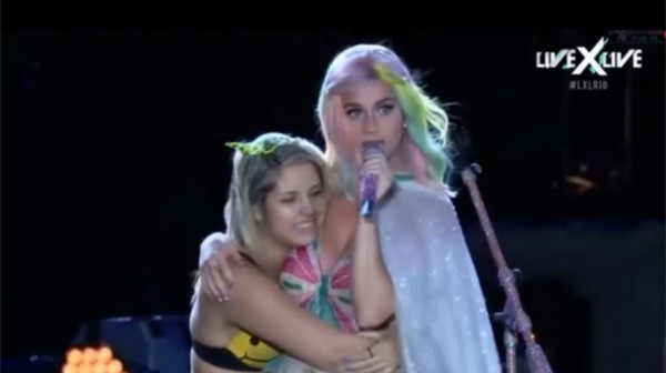 Image de Célébrités. Il faut dire que le concert de Katy du dimanche dernier à Rio de Janeiro, au Brésil lui restera gravé dans la tête. On vous racontait qu'une de ses fans l'avait pelotée en plein concert. Mais, interviewée par TMZ, celle-ci, Rayanne, a démenti l'information selon laquelle elle était sous l'effet de la drogue. Elle a soutenu qu’elle allait très bien. Visiblement debout depuis 4 heures du matin, elle a dû attendre 12 heures pour assister au concert de Katy Perry. Et le mélange entre excitation et fatigue lui aurait été fatal. Elle paraissait dans un état second, mais elle a indiqué que malgré la barrière de la langue, elle comprenait tout de ce que son idole disait… Et qu’elle ne pouvait tout simplement pas s’arrêter de coller, de renifler et d’embrasser Katy Perry. D’ailleurs, elle a pris soin de préciser : « Sa peau est super douce ». On imagine !