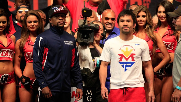 Image de Sport. Les deux meilleurs boxeurs de la décennie, l'américain Floyd Mayweather et le Philippin Manny Pacquiao, s'affrontent dans la nuit de samedi à dimanche au MGM Grand de las Vegas, pour le titre de champion du monde WBC, WBA et WBO des welters. Boxe: Mayweather - Pacquiao est-il le combat du siècle?