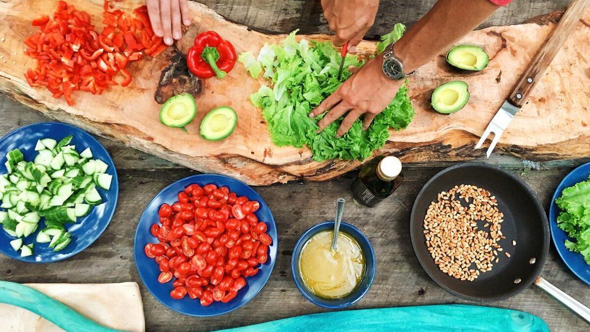 Image de Santé. Chaque année, le 18 juin marque la Journée de la Gastronomie Durable, une célébration qui vise à sensibiliser le public à l'importance d'adopter des pratiques alimentaires respectueuses de l'environnement. Cette initiative, proclamée par l'Assemblée générale des Nations Unies en décembre 2016, reconnaît la gastronomie comme une expression culturelle de la diversité mondiale et un outil crucial pour transformer nos systèmes alimentaires en modèles plus durables. À travers des choix alimentaires conscients, chacun peut contribuer à la préservation des ressources limitées de notre planète. Les Fondements de la Gastronomie Durable La gastronomie durable valorise l'utilisation d'ingrédients locaux et de saison, tout en préservant la biodiversité et les traditions culinaires. L'objectif est d'encourager des pratiques culinaires qui minimisent l'impact environnemental, notamment en privilégiant les énergies propres dans les restaurants, telles que le gaz naturel ou l'électricité au lieu du charbon. En outre, cette journée met en avant les avantages des régimes alimentaires écologiques, sains et durables. Un élément clé de la gastronomie durable est la réduction de l'empreinte écologique du transport alimentaire. Choisir des aliments locaux et de saison permet non seulement de soutenir les agriculteurs locaux, mais aussi de diminuer les émissions de gaz à effet de serre (GES) associées au transport longue distance des denrées alimentaires. Les fruits et légumes de saison sont souvent plus frais, plus savoureux et moins coûteux. Le gaspillage alimentaire est un problème mondial majeur. Selon l'ONU, si nous récupérions seulement la moitié de la nourriture gaspillée, nous pourrions nourrir toute la planète. Pour contribuer à cette cause, il est recommandé de ne pas gaspiller de nourriture et de congeler les excédents. Le compostage des déchets organiques est une autre pratique bénéfique, permettant de réduire les déchets tout en enrichissant le sol. Les Aliments Biologiques et la Permaculture Favoriser les aliments biologiques est une pratique essentielle de la gastronomie durable. Les aliments biologiques sont cultivés sans pesticides ni engrais chimiques, ce qui contribue à la santé des écosystèmes et des consommateurs. En parallèle, s'initier à la permaculture offre une approche optimale et durable de l'horticulture. Cette méthode de jardinage imite les systèmes naturels et permet de créer des jardins productifs tout en minimisant l'impact environnemental. Les jardins communautaires sont une excellente manière de promouvoir la gastronomie durable à l'échelle locale. Ces espaces partagés permettent aux communautés de cultiver leurs propres fruits et légumes, réduisant ainsi leur dépendance aux produits importés et diminuant les GES. En créant ou en participant à un jardin communautaire, chacun peut contribuer à la souveraineté alimentaire de sa région. La Journée de la Gastronomie Durable vise à transformer nos systèmes alimentaires en modèles plus durables et équitables. Cela implique une collaboration entre les gouvernements, les entreprises, les agriculteurs et les consommateurs. Des politiques incitatives, telles que des subventions pour les agriculteurs biologiques et des programmes éducatifs sur la durabilité alimentaire, sont nécessaires pour encourager ces pratiques à grande échelle. La Journée de la Gastronomie Durable nous rappelle l'importance de nos choix alimentaires et leur impact sur l'environnement. En adoptant des pratiques culinaires respectueuses de la nature, nous pouvons contribuer à un avenir plus sain et plus durable. Il est crucial de prendre conscience de nos habitudes alimentaires et de faire des choix éclairés pour préserver notre planète. Comment pouvez-vous intégrer des pratiques de gastronomie durable dans votre vie quotidienne pour contribuer à un avenir plus écologique et équitable?