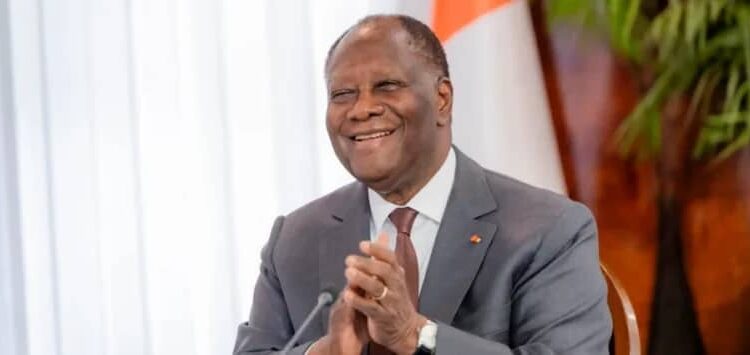 Image de Politique. Dans un discours marquant devant le Parlement réuni en Congrès à Abidjan ce mardi 18 juin 2024, le Président de la République de Côte d'Ivoire, Alassane Ouattara, a annoncé une nouvelle notable pour le pays : une baisse significative de l'indice de sécurité. Selon les dernières données fournies par les autorités, l'indice de sécurité de la Côte d'Ivoire est passé de 6,8 en 2012 à 1,2 en janvier 2024, atteignant ainsi le niveau observé dans les grandes villes du monde. Reconnaissance et Engagement Le président a souligné l'impact de cette amélioration malgré les défis sécuritaires persistants dans la sous-région ouest-africaine. « Grâce à l’engagement continu de nos forces de défense et de sécurité, l’indice de sécurité est passé de 6,8 en 2012 à 1,2 en janvier 2024, c’est-à-dire le niveau de toutes les grandes villes mondiales. Et ce, malgré la situation sécuritaire difficile dans la sous-région », a-t-il déclaré, mettant en avant les efforts concertés des forces ivoiriennes. Dans son allocution, le Président Ouattara a rendu hommage aux forces de défense et de sécurité pour leur dévouement et leur bravoure au service de la nation. Il a exprimé sa gratitude envers les officiers généraux, les officiers supérieurs et tous ceux qui œuvrent pour assurer la sécurité nationale. « Bravo à vous, officiers généraux et officiers supérieurs et à tous vos collaborateurs dans la hiérarchie », a-t-il salué. Le Chef de l’État a également assuré que le gouvernement renforcerait les capacités techniques et opérationnelles des forces armées pour maintenir cette trajectoire positive. Il a appelé à une participation collective pour soutenir les efforts de sécurité et favoriser un développement durable pour tous les citoyens. Vision de Paix et de Prospérité Pour le Président Ouattara, la Côte d'Ivoire reste un bastion de paix et de sécurité, un lieu d'accueil pour tous ses citoyens et les résidents du pays. « Sans paix, il ne peut y avoir de développement durable », a-t-il souligné, mettant en lumière l'importance cruciale de la stabilité pour la croissance économique et le bien-être social. Alors que la Côte d'Ivoire célèbre cette avancée significative dans son indice de sécurité, des questions se posent quant aux défis à venir. Comment le pays maintiendra-t-il cette trajectoire positive face aux pressions sécuritaires régionales ? Quelles stratégies supplémentaires seront mises en œuvre pour consolider ces gains et assurer une sécurité durable pour tous les Ivoiriens ? La déclaration du président Ouattara ouvre la voie à une réflexion sur l'avenir de la sécurité en Côte d'Ivoire, et invite chacun à contribuer à cette vision commune de paix et de prospérité nationale.